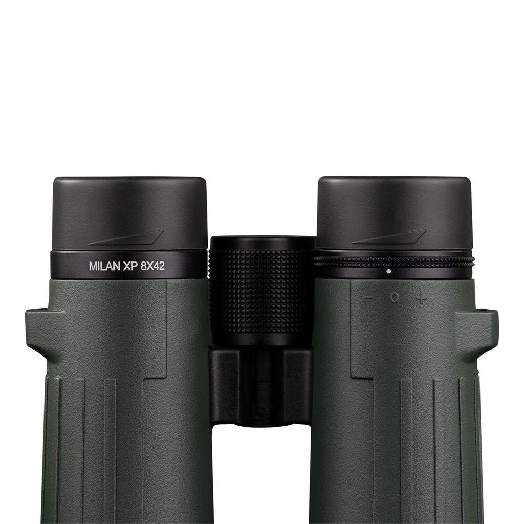 Lornetka, ciemnozielony korpus z czarnymi akcentami. Pokrętło ostrości, etykieta MILAN XP 8x42.