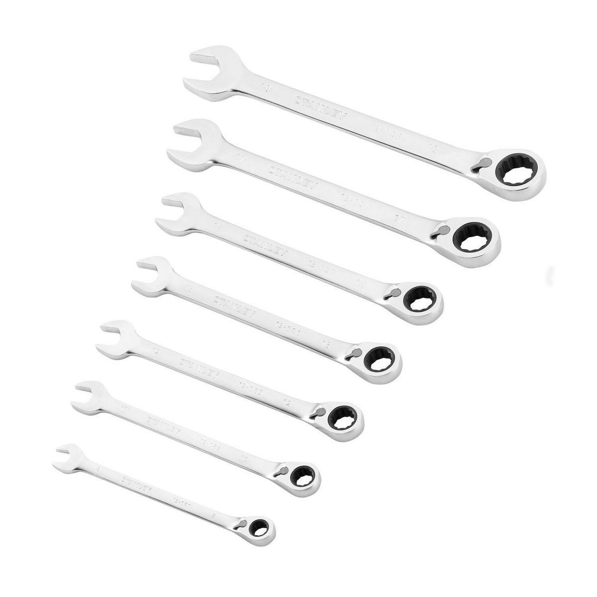 Set di chiavi a cricchetto Stanley. Varie misure. Metallo lucido. Sfondo bianco.