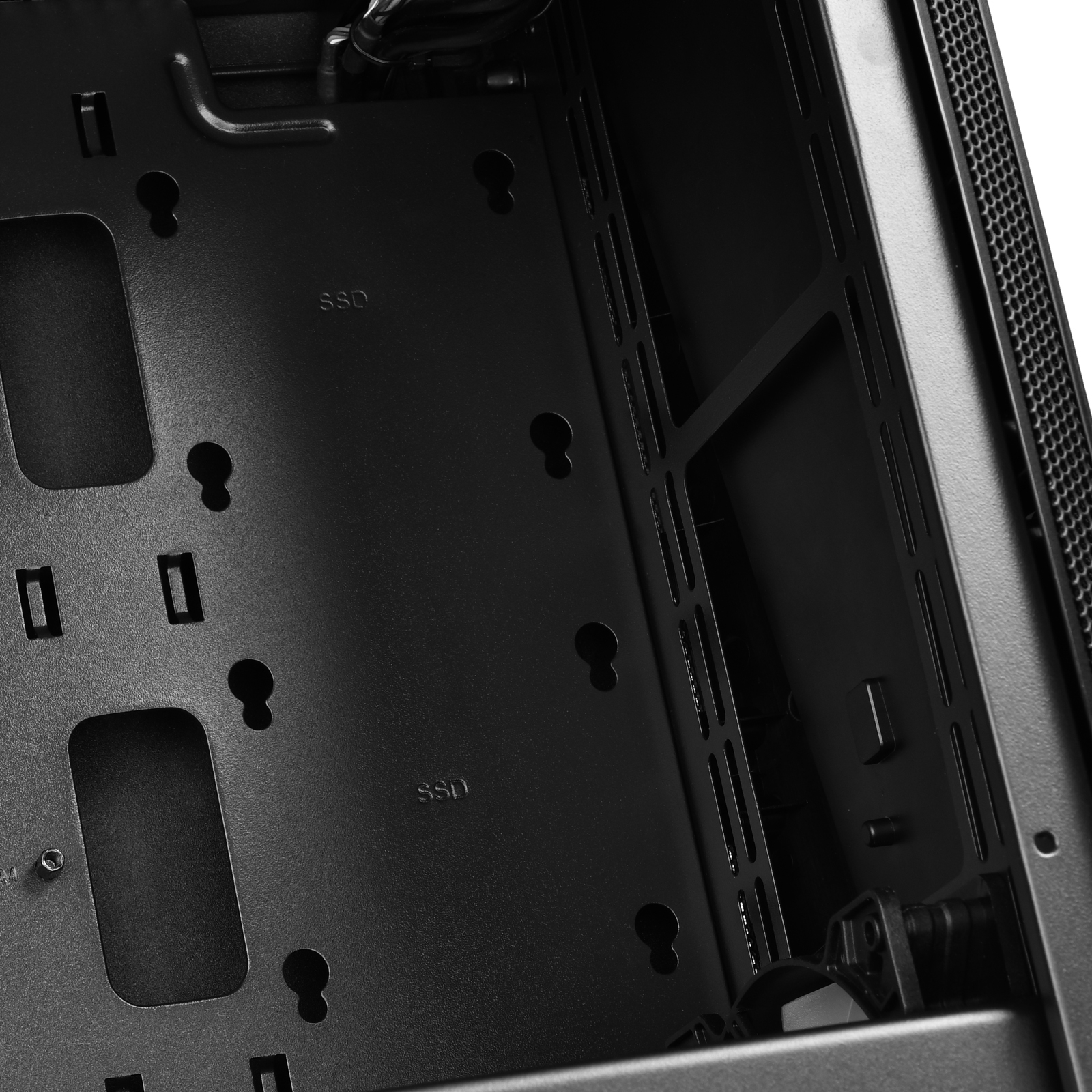 Interno di un case per computer, che mostra le aree di montaggio per gli SSD.