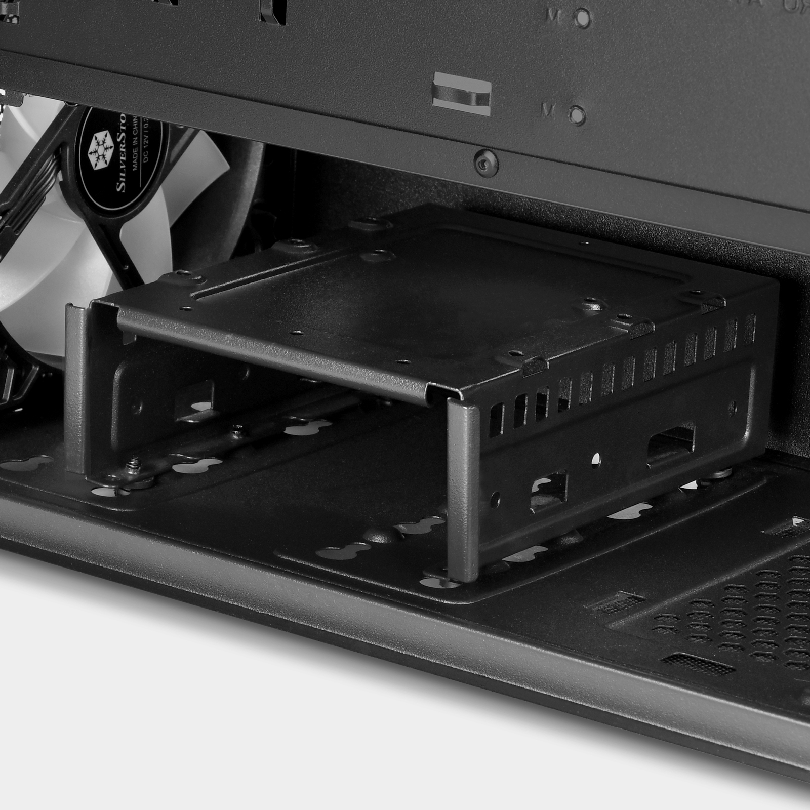 Interno di un case per computer, che mostra una staffa per dischi rigidi e una ventola.