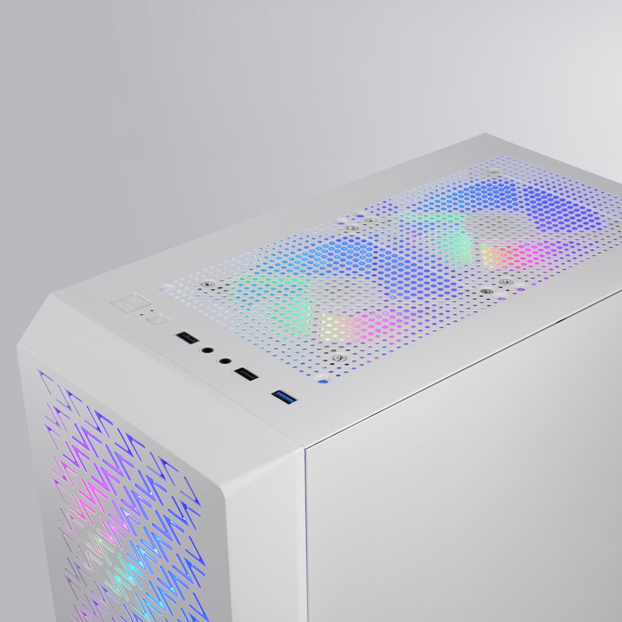 Parte superiore del case PC bianco con illuminazione RGB, mesh, porte USB e design geometrico.