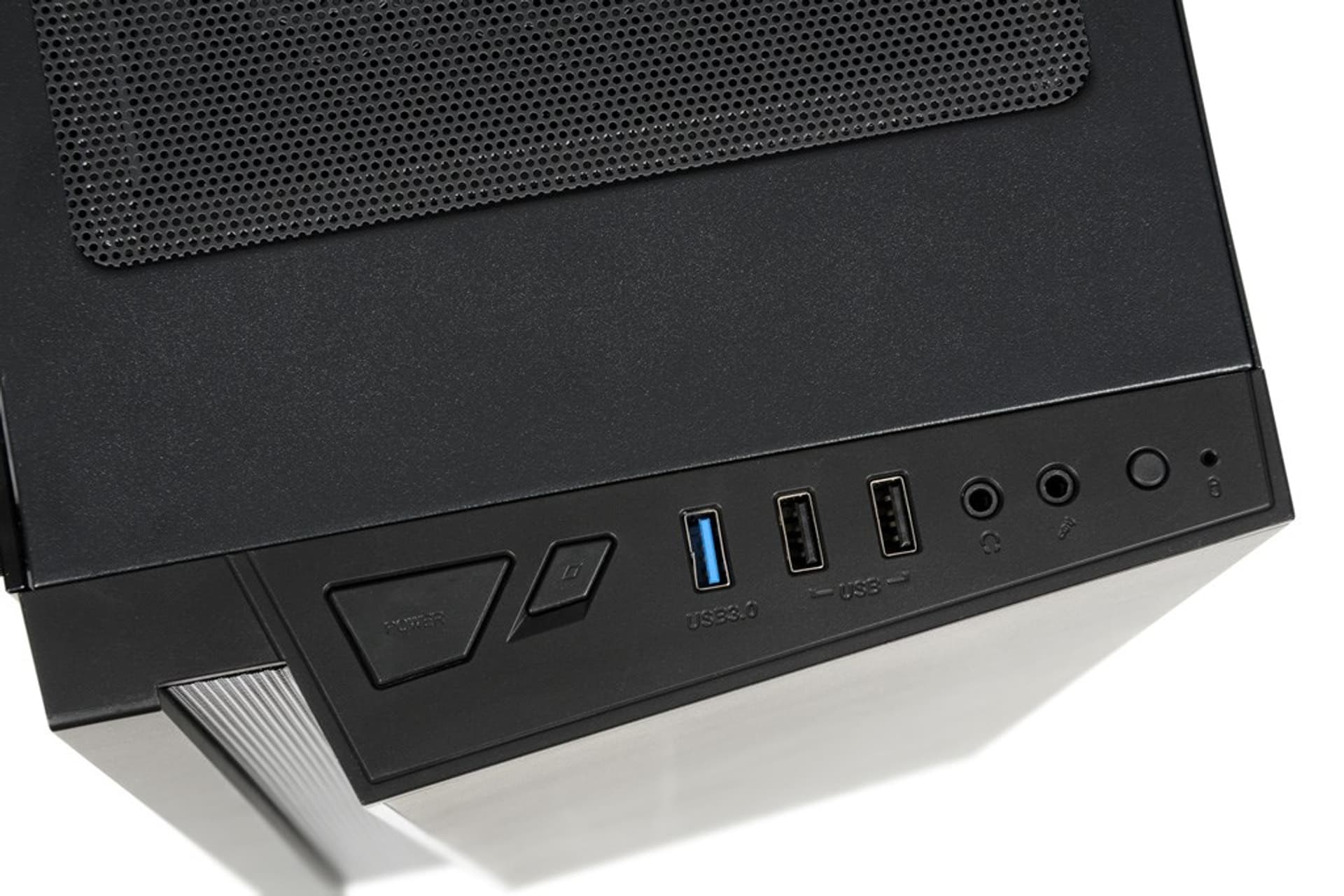 Zbliżenie obudowy komputera. Porty zasilania i USB są widoczne z przodu.