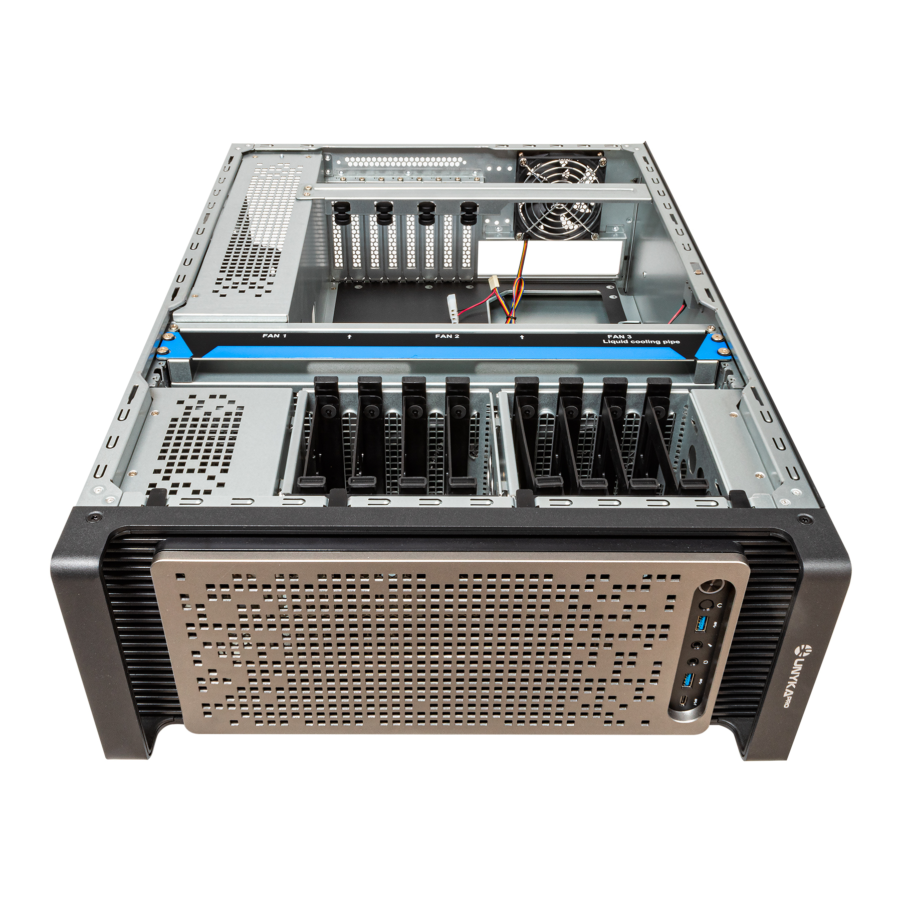Case server PC argentato con parte superiore aperta. Pannello frontale nero con porte. Sfondo bianco.