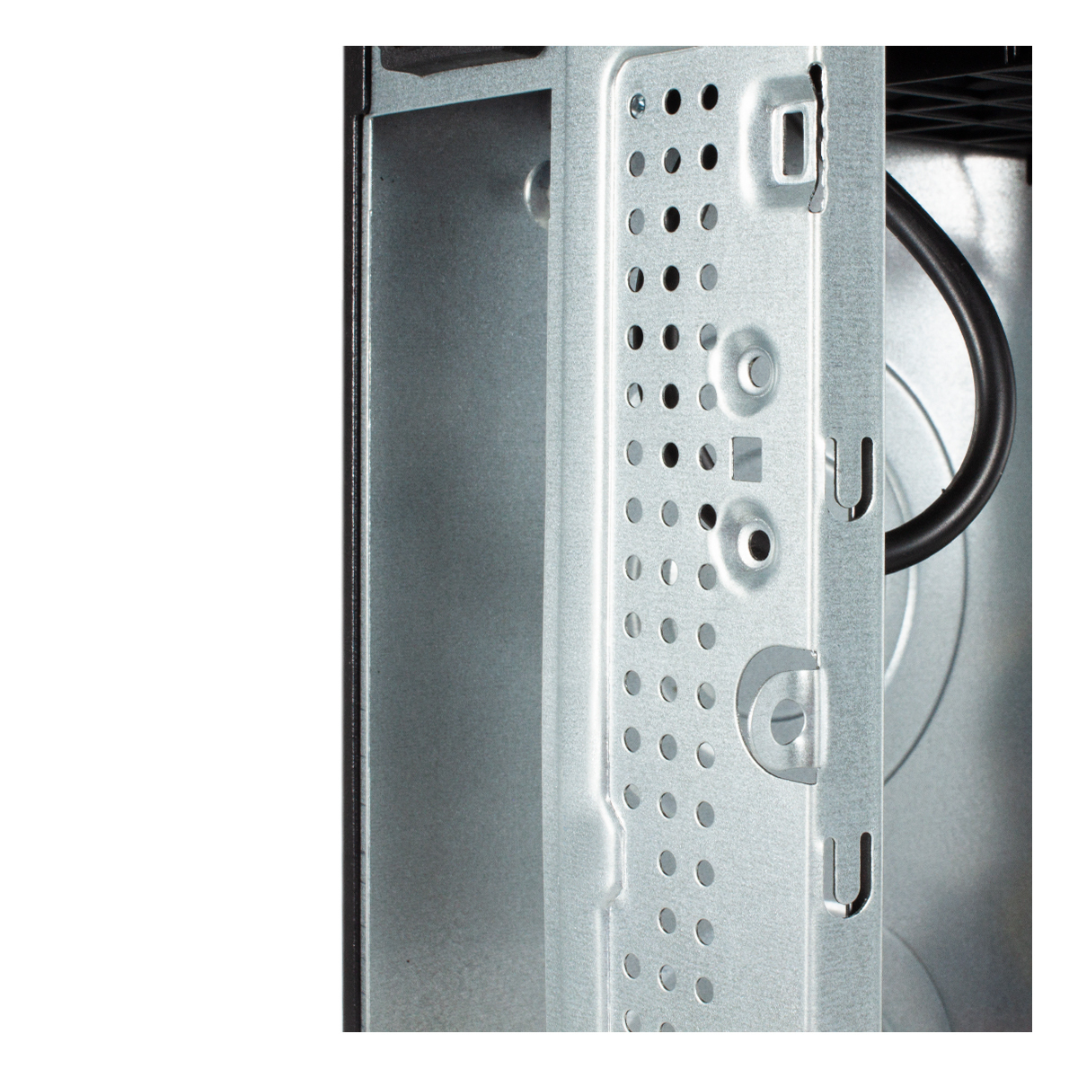 Zbliżenie wnętrza obudowy komputera. Widoczny metalowy panel z otworami.