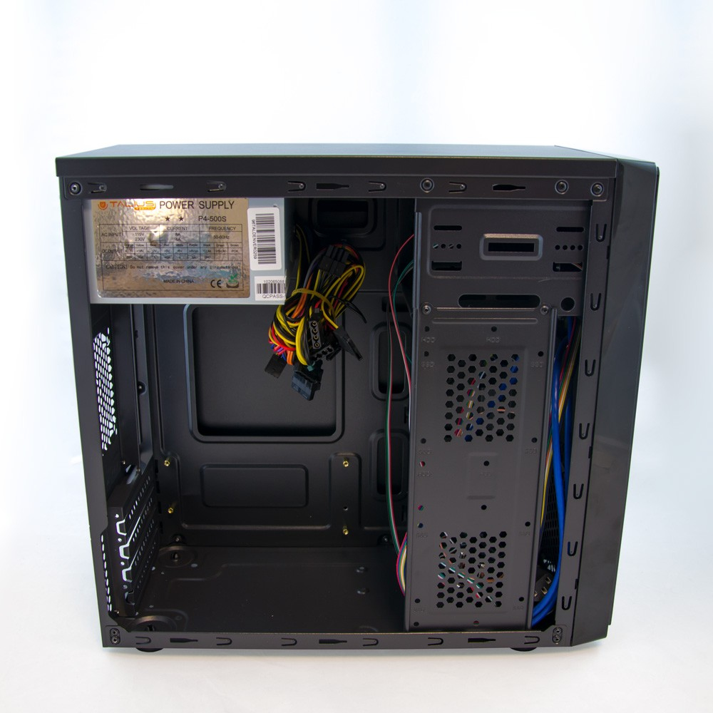 Interno di un case per computer nero. Alimentatore, fili e componenti visibili. Sfondo bianco.