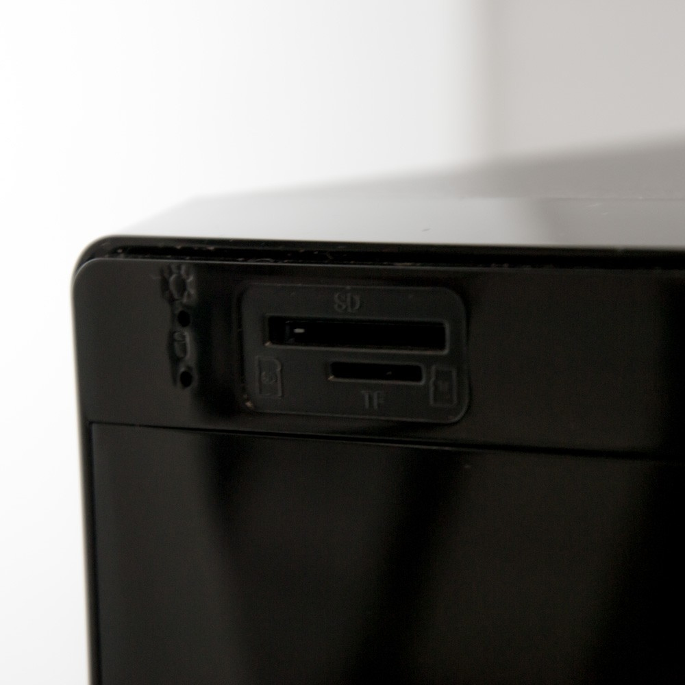 Primo piano di un case per computer nero con slot per schede SD e TF. Sfondo bianco.