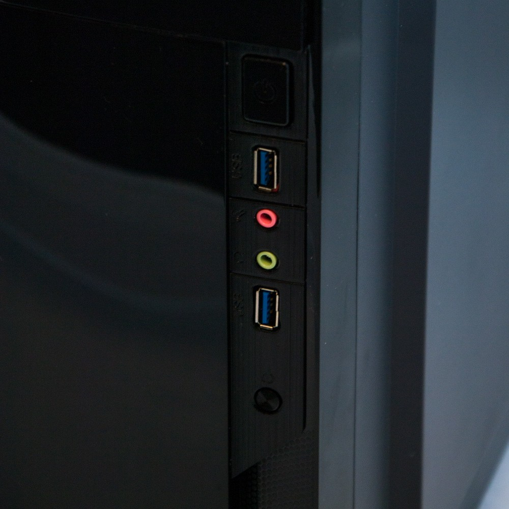 Primo piano delle porte del case del computer. Jack blu, rossi e verdi. Porte USB. Case nero.