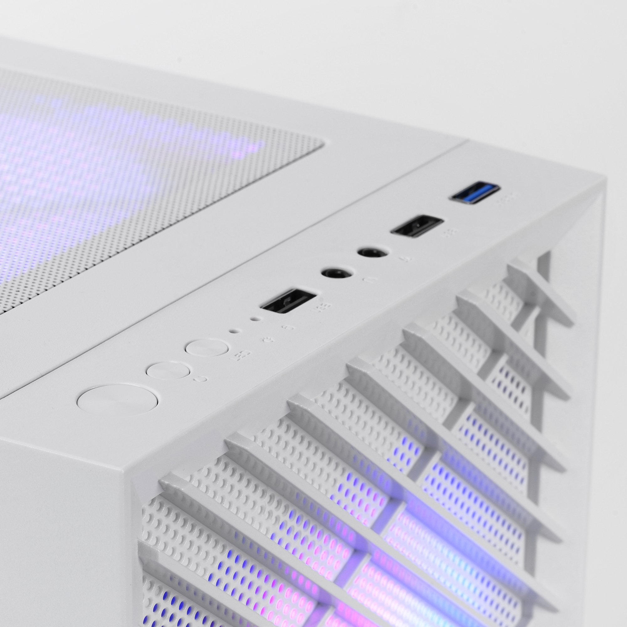 Primo piano della parte superiore di un case per computer bianco con pulsanti e porte. Sfondo bianco.