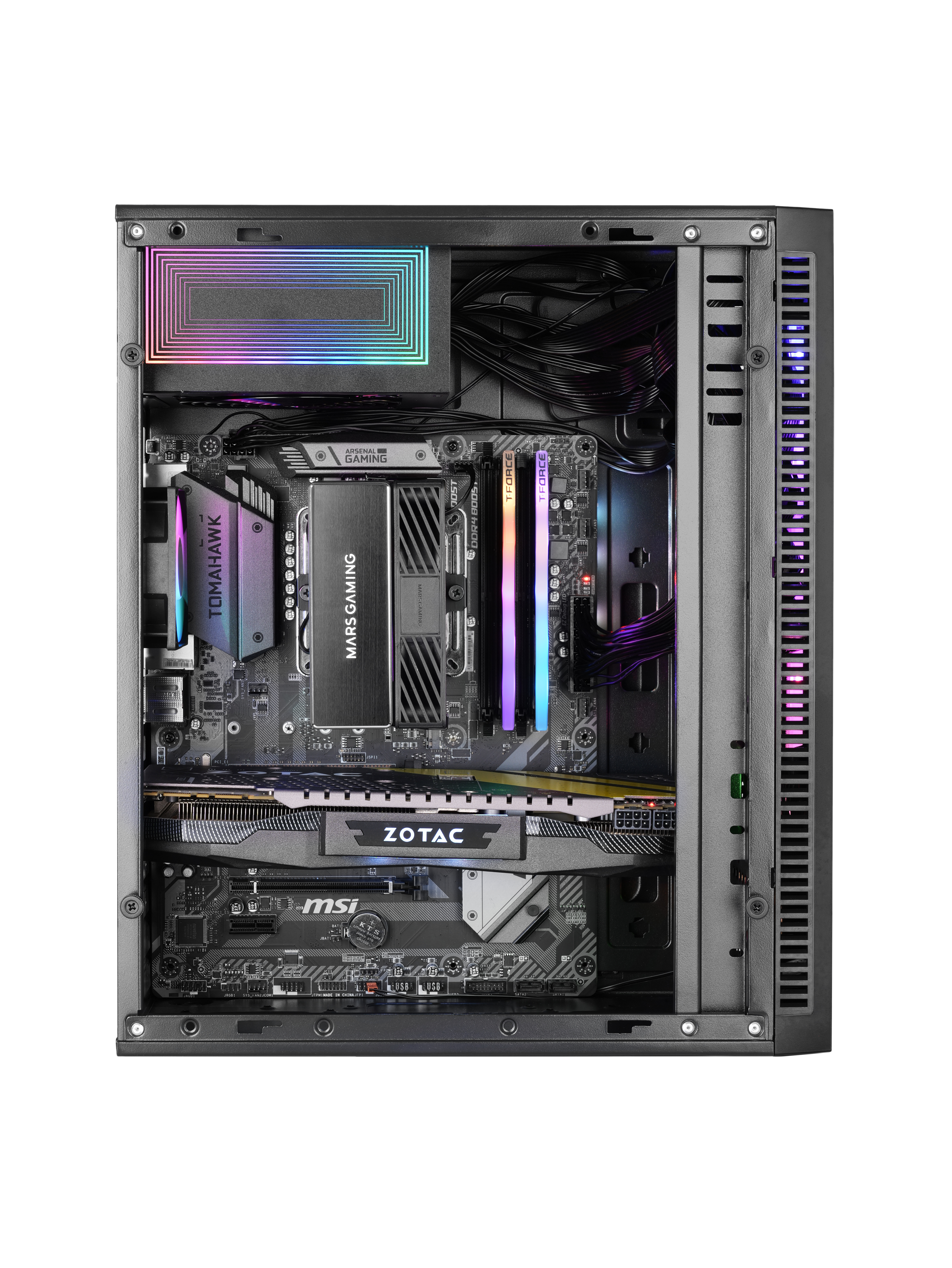 Case computer aperto con componenti: scheda madre, scheda grafica, RAM e dissipatore. RGB presente.