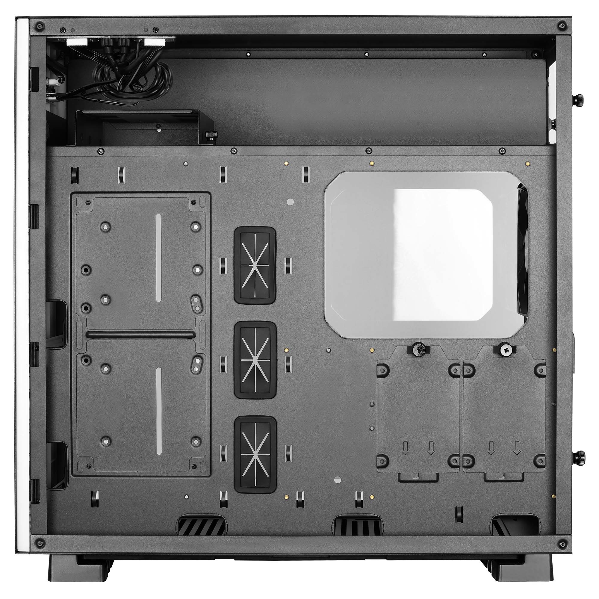 Interno vuoto di un case per computer nero con vari punti di montaggio e una finestra.