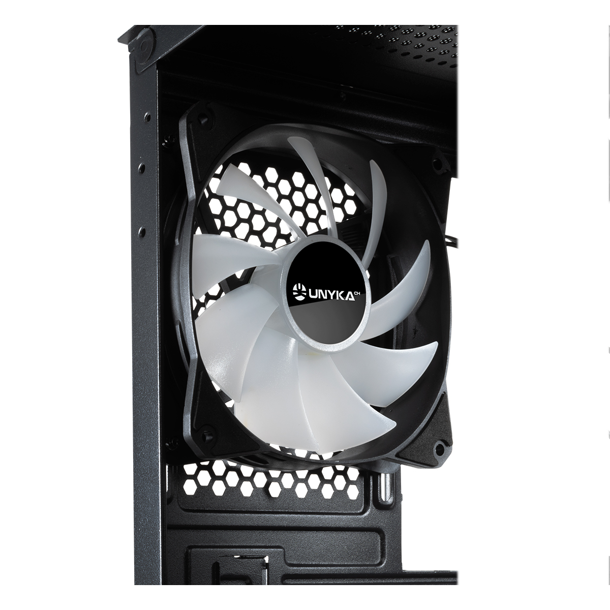 Czarny wentylator w obudowie PC, białe łopatki i logo.