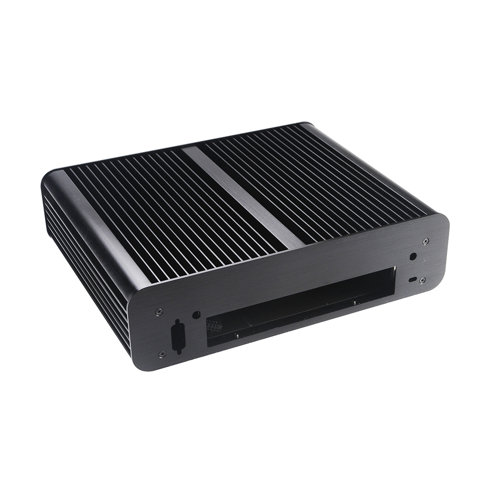 Czarna, prostokątna, żebrowana obudowa komputera, widok z boku, na białym tle.