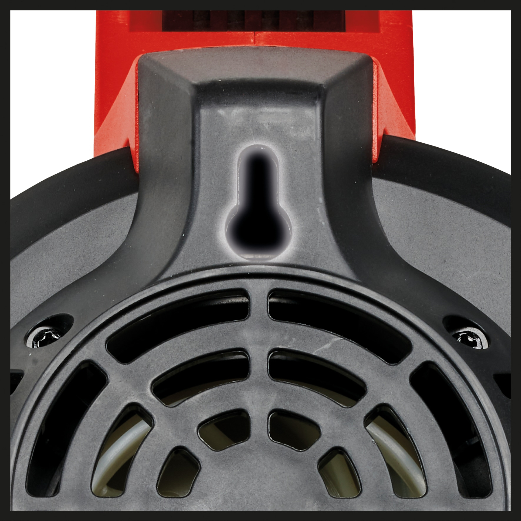 Zbliżenie na tył czarnego wentylatora z czerwonym mocowaniem. Widoczny otwór na klucz.