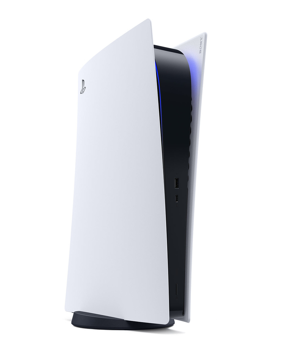 PS5-Konsole, weißes und schwarzes Design, aufrecht stehend.