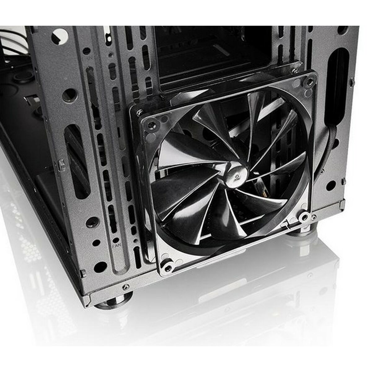Computergehäuse-Innenraum mit eingebautem schwarzem Lüfter. Perforiertes Metall und Schrauben sichtbar.