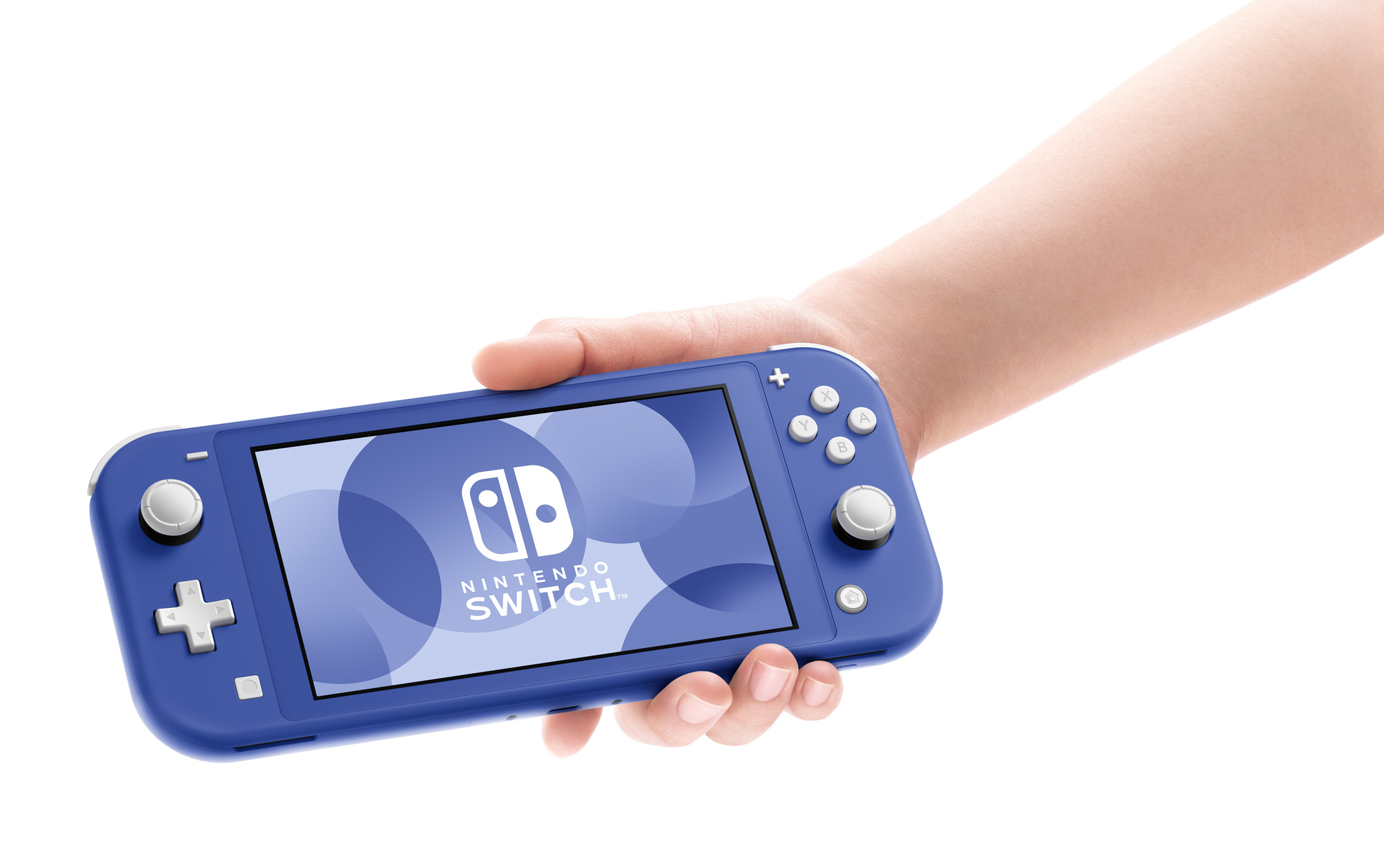 Niebieski Nintendo Switch Lite trzymany w dłoni. Białe tło.
