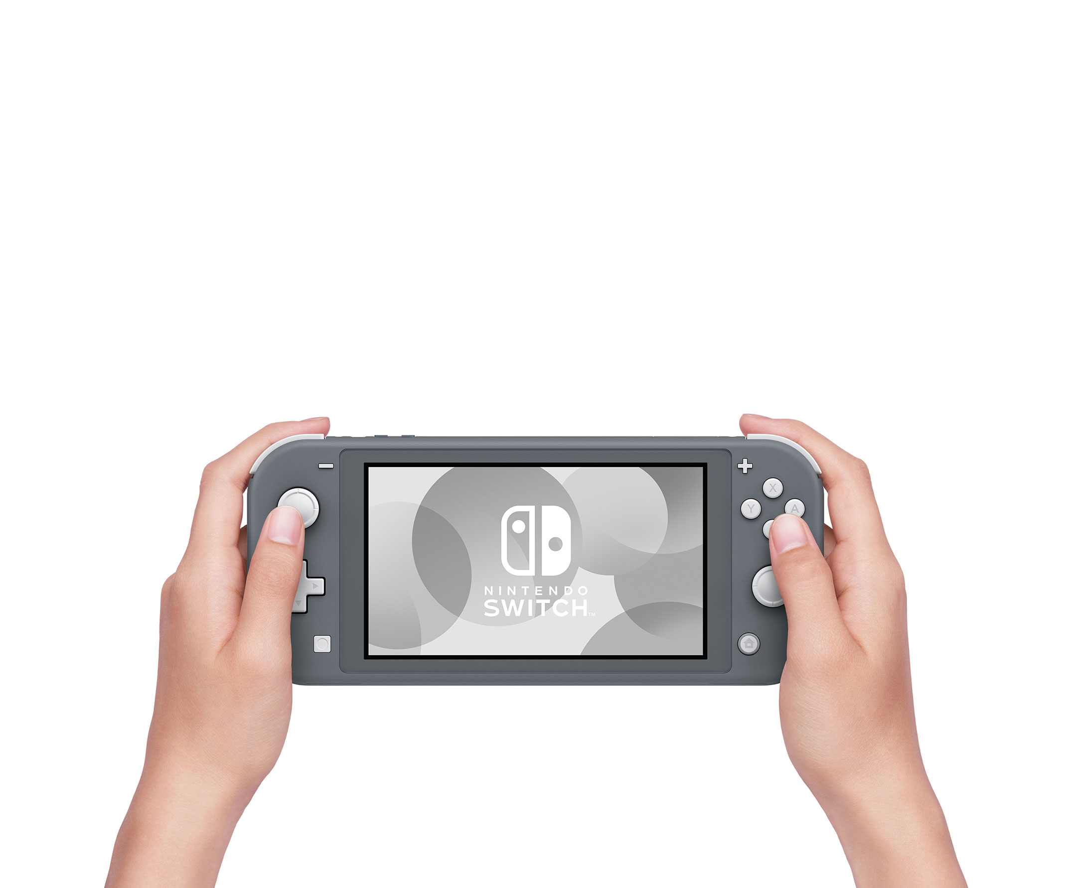 Eller, beyaz arka planda, Switch logosunu gösteren ekranla gri bir Nintendo Switch Lite tutuyor.