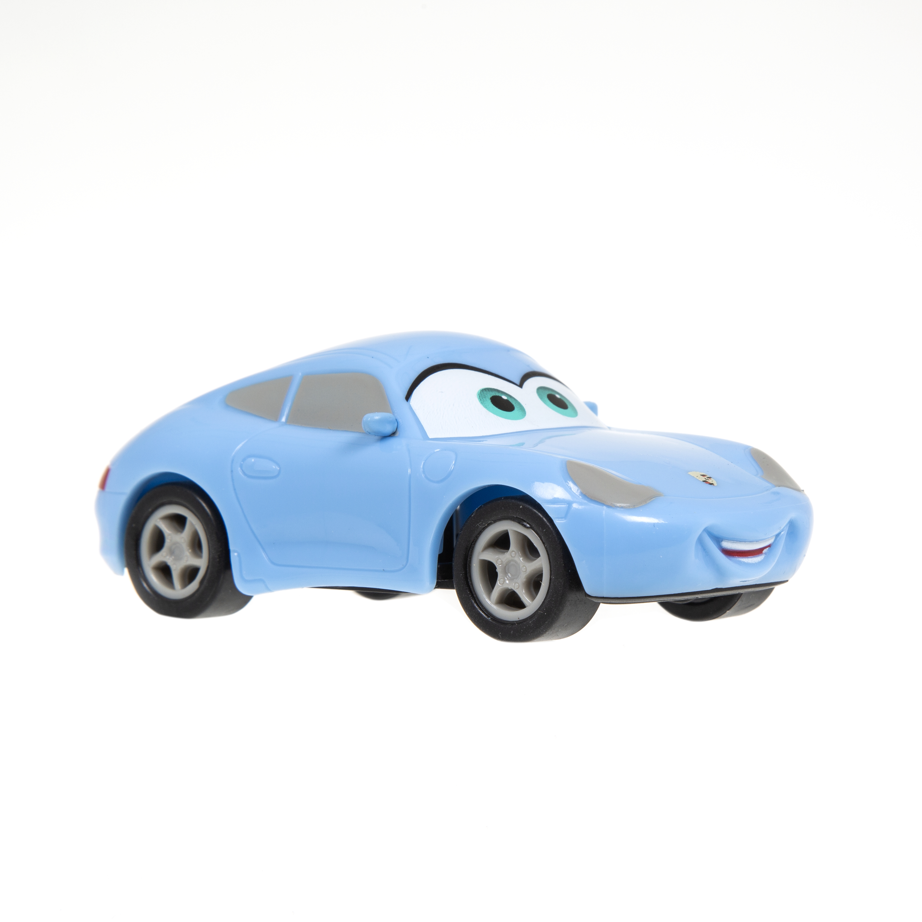 Hellblaues Spielzeugauto auf Weiß. Das Auto ist eine cartoonartige Version. Lächelndes Gesicht, Augen.