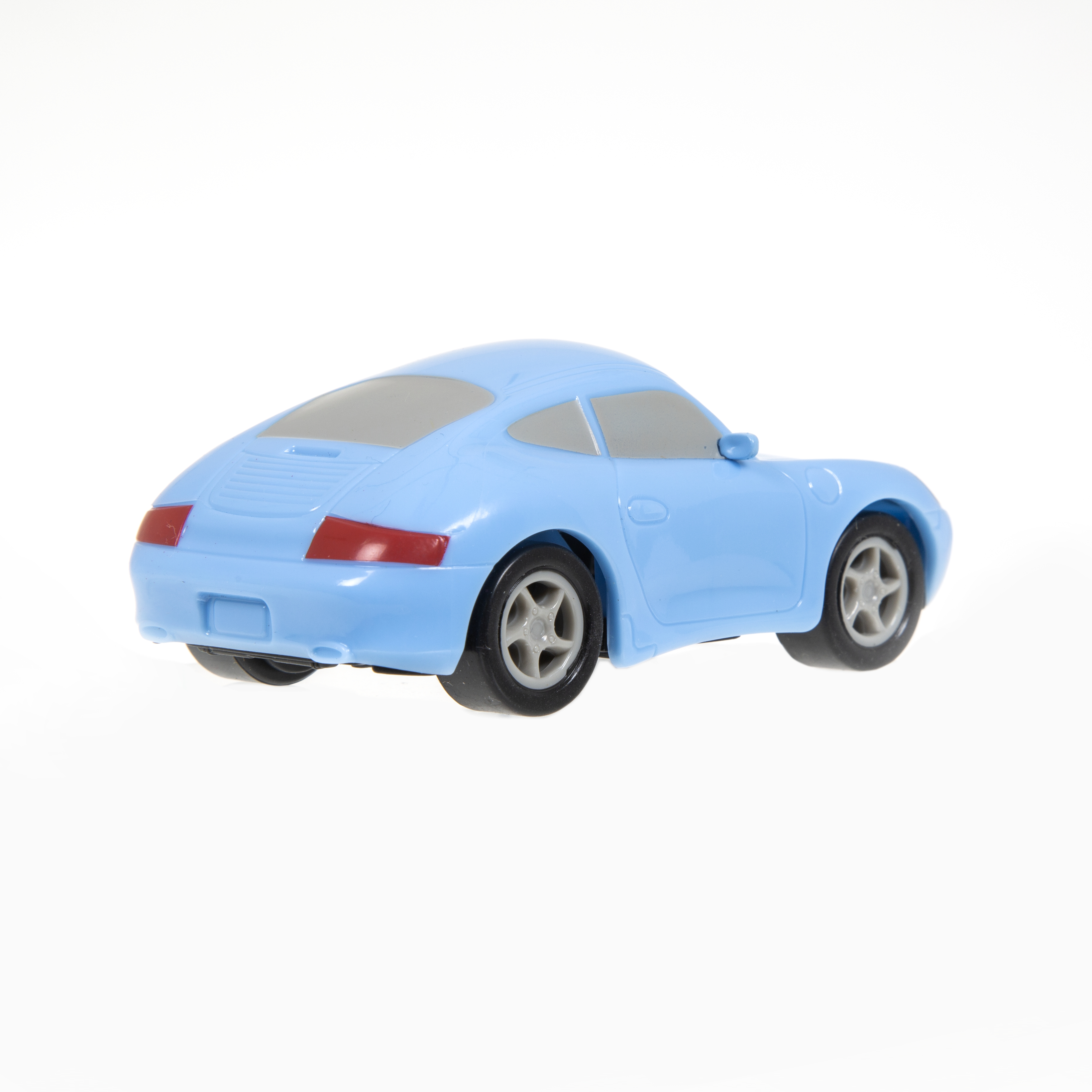 Ein hellblaues Spielzeugauto auf weißer Oberfläche, R ückansicht.
