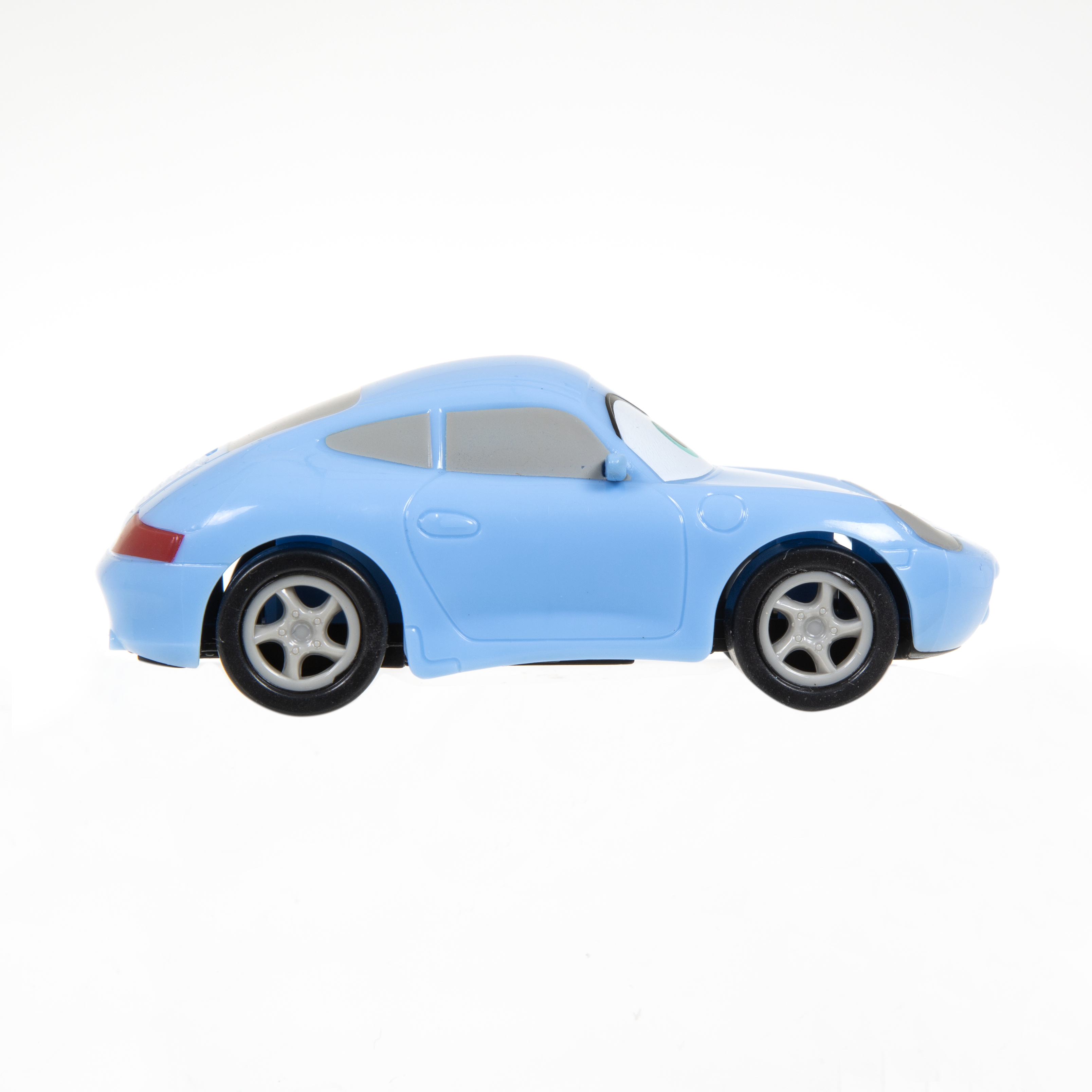 Ein hellblaues Spielzeugauto mit schwarzen Reifen und einer grauen Windschutzscheibe, auf weißem Hintergrund.