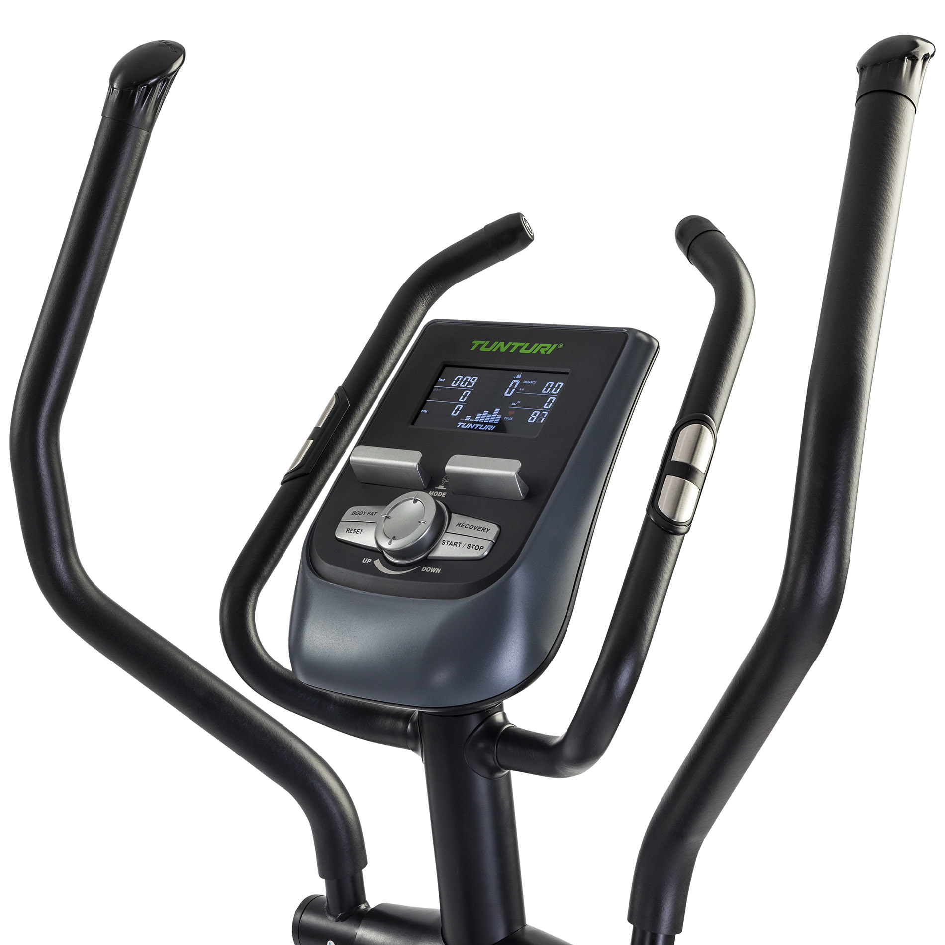 Close-up van de console van een elliptische trainer met zwarte handgrepen. Display toont statistieken. Witte achtergrond.