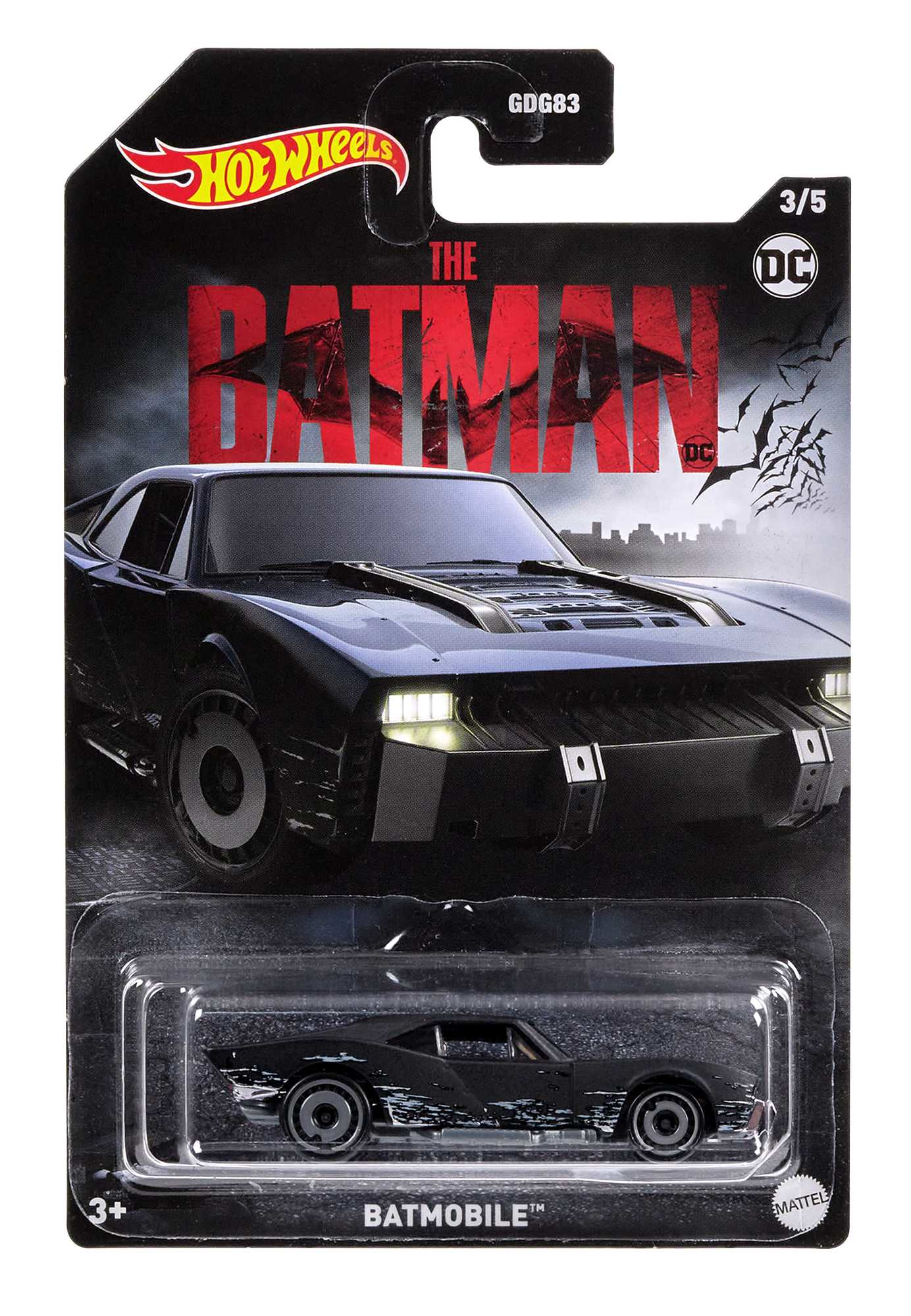 Samochód zabawkowy Batmobile Hot Wheels na opakowaniu kartonowym, czarny samochód z logo Batmana i tłem miasta.