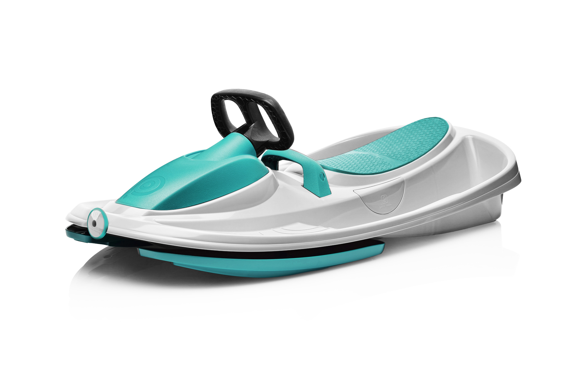 Białe i turkusowe sanki z uchwytem. Sanki mają czarne, wzorzyste siedzisko. Białe tło.