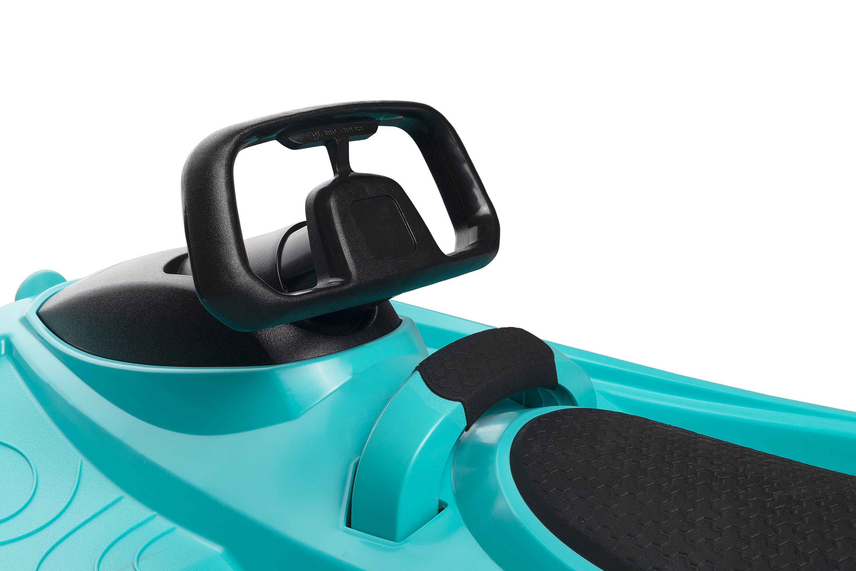 Turkusowe sanki ze czarną kierownicą i siedzeniem.