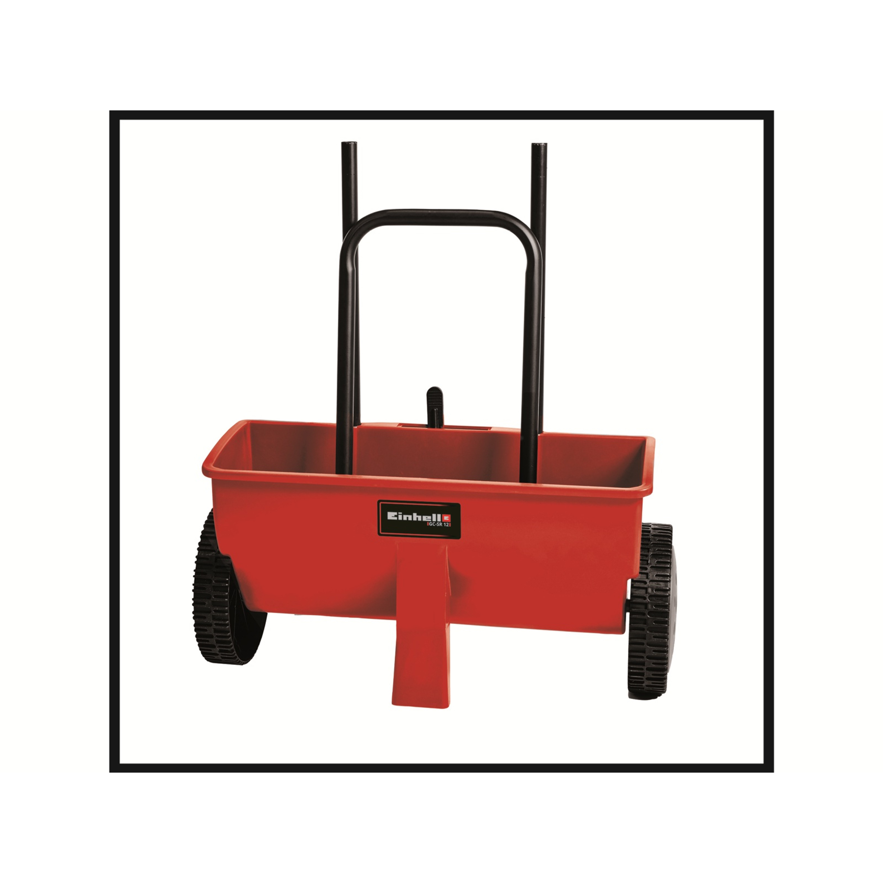 Czerwony rozsiewacz nawozów ogrodowych, czarny uchwyt i koła. Na białym tle.