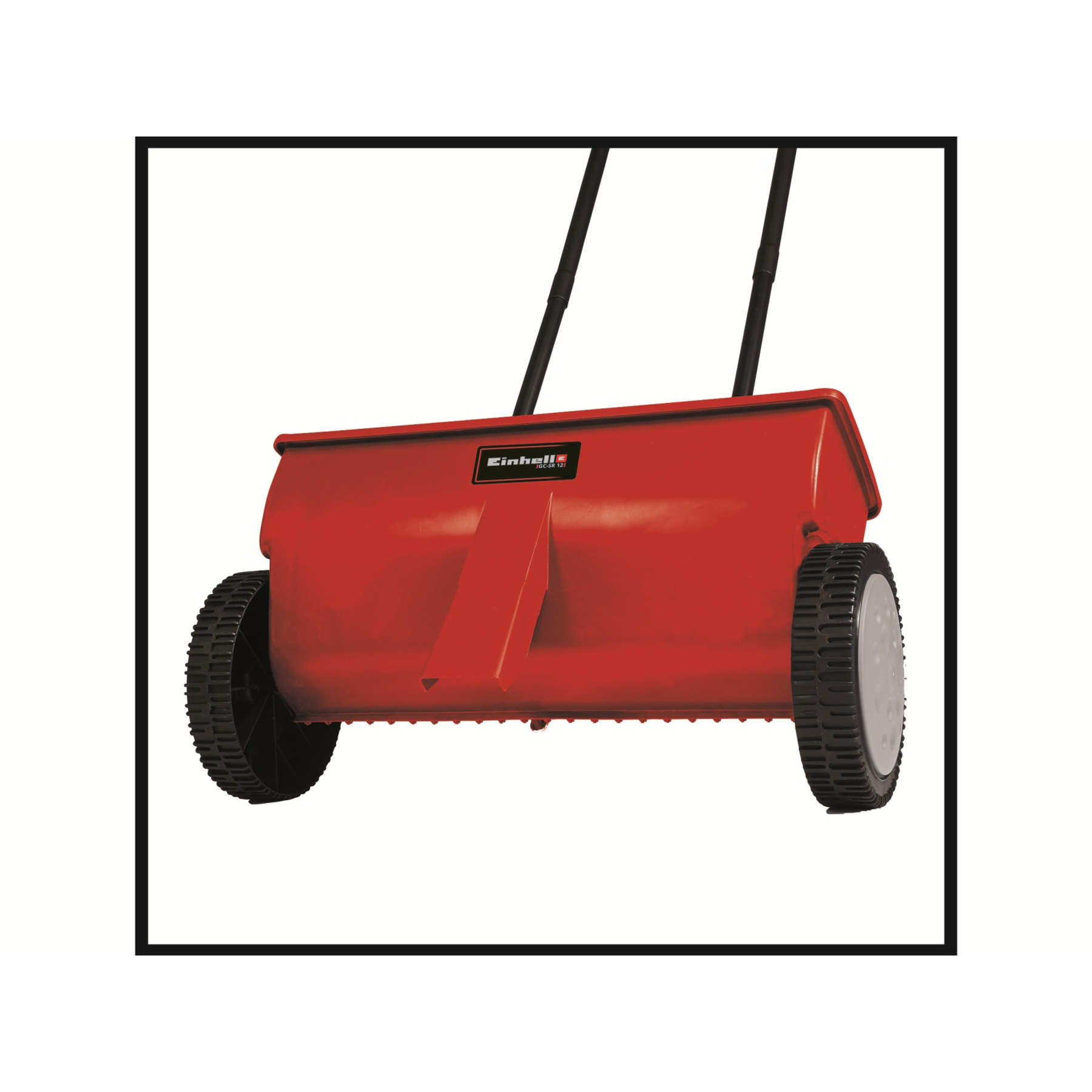 Czerwony rozsiewacz do trawników z czarnymi kołami i uchwytem. Tło jest białe.