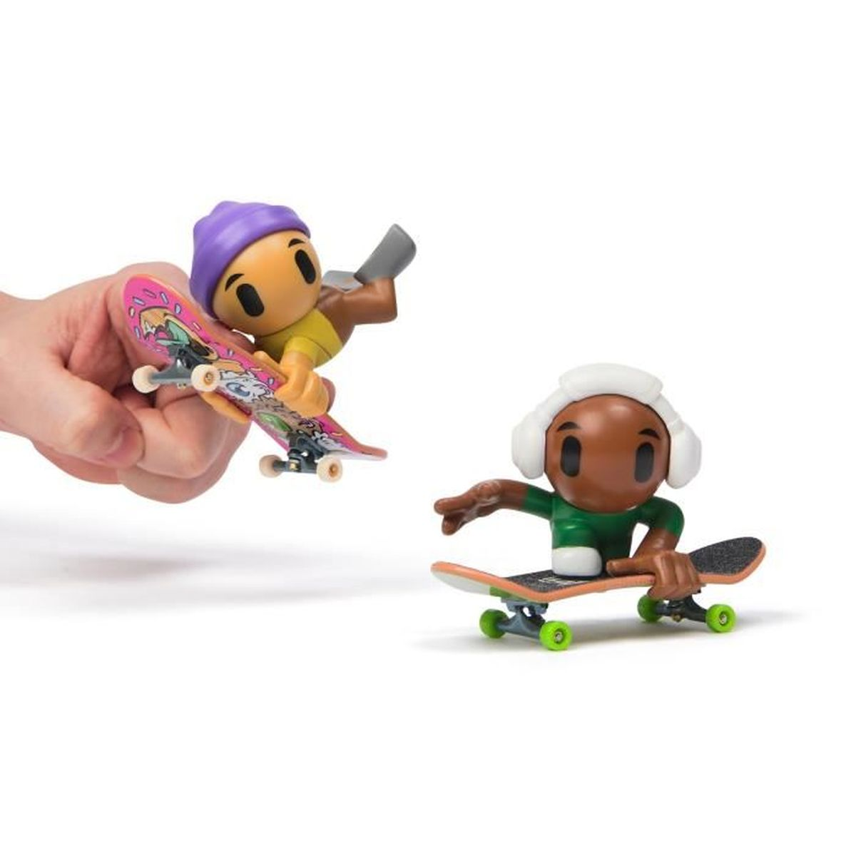 Dwie małe figurki na deskorolkach. Jedna figurka trzymana jest w dłoni, druga znajduje się na powierzchni.