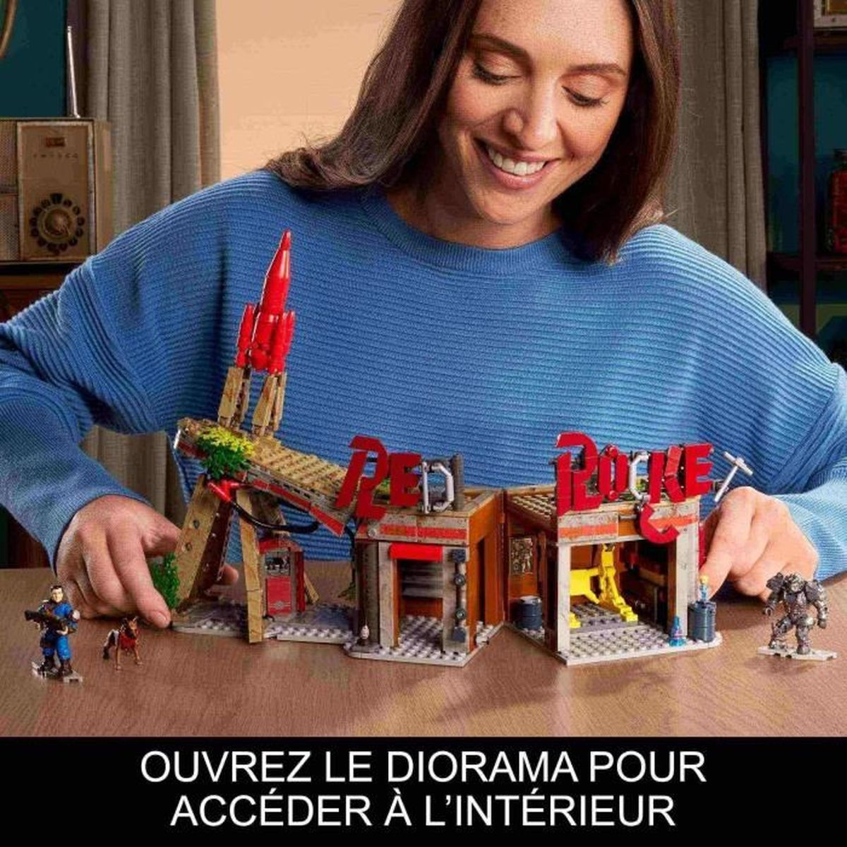Una donna che gioca con un set di costruzioni Fallout, a tema Nuka-Cola.