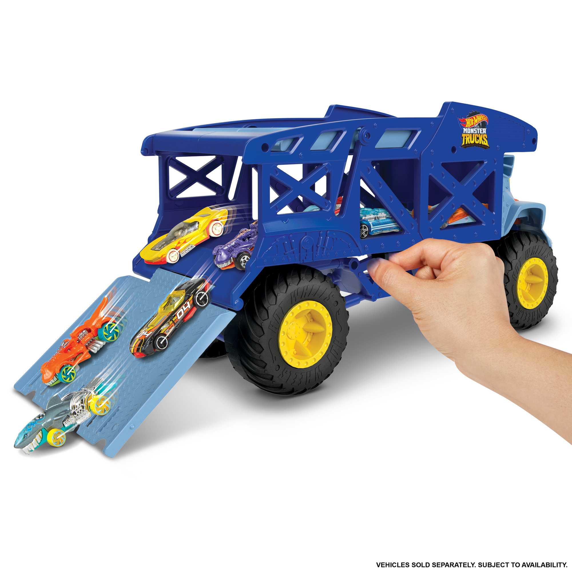 Niebieska zabawka Hot Wheels Monster Trucks uwalniająca małe samochody z rampy w powietrze.