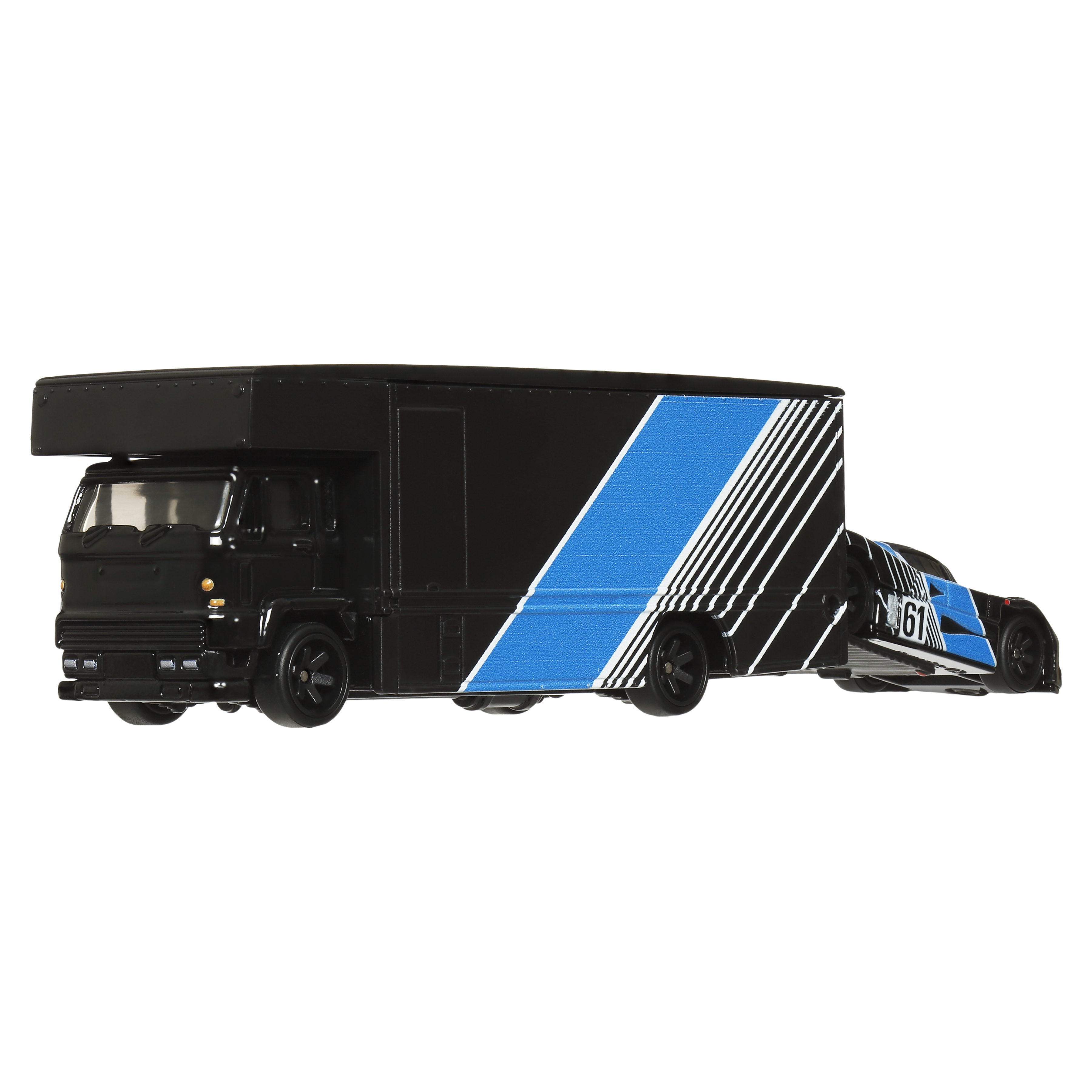 Ein schwarzer LKW, der ein blau-schwarzes Rennwagen-Spielzeug abschleppt. Der LKW hat einen blauen Streifen.