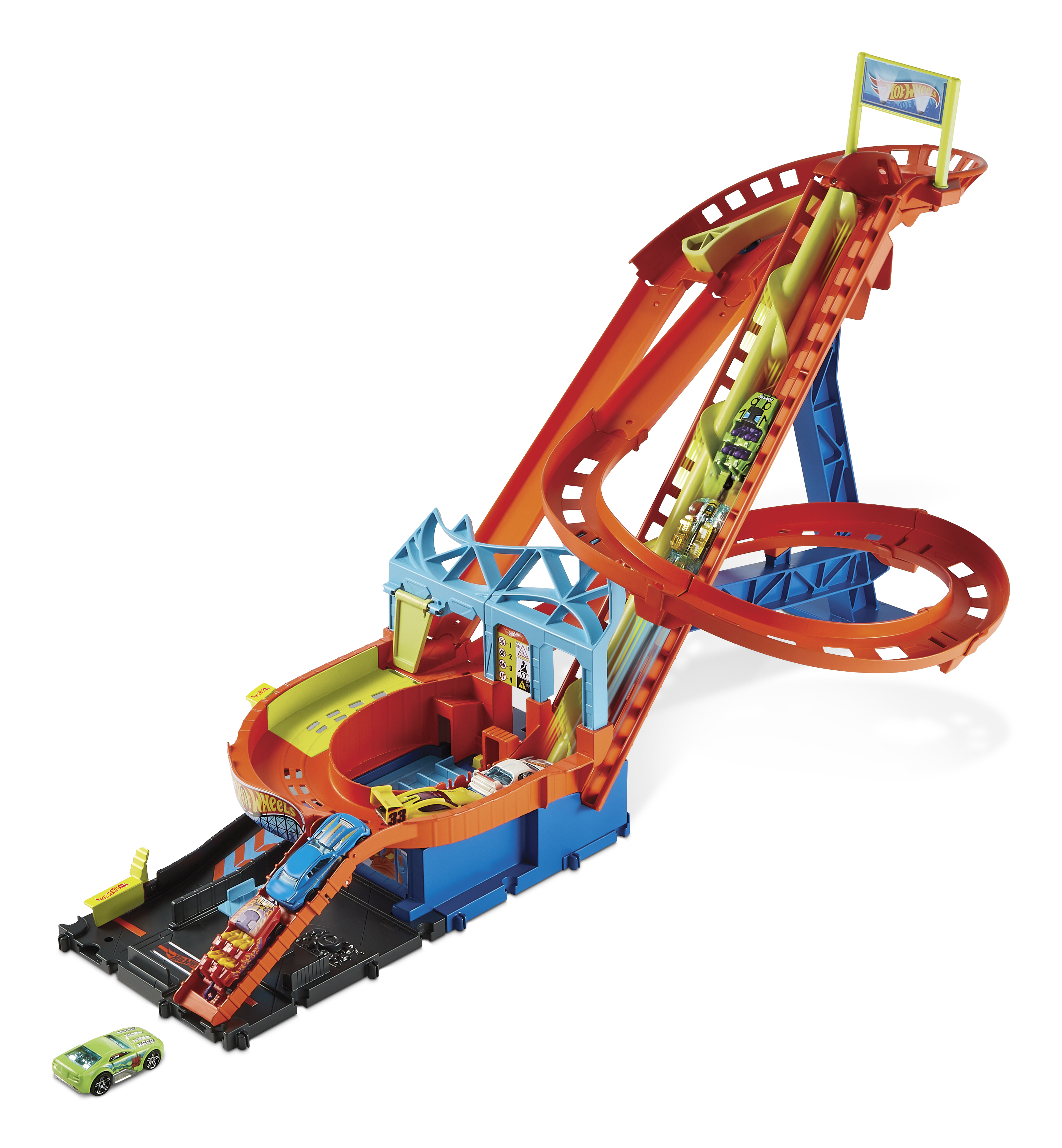 Set pista Hot Wheels con più macchine che salgono e scendono le rampe.