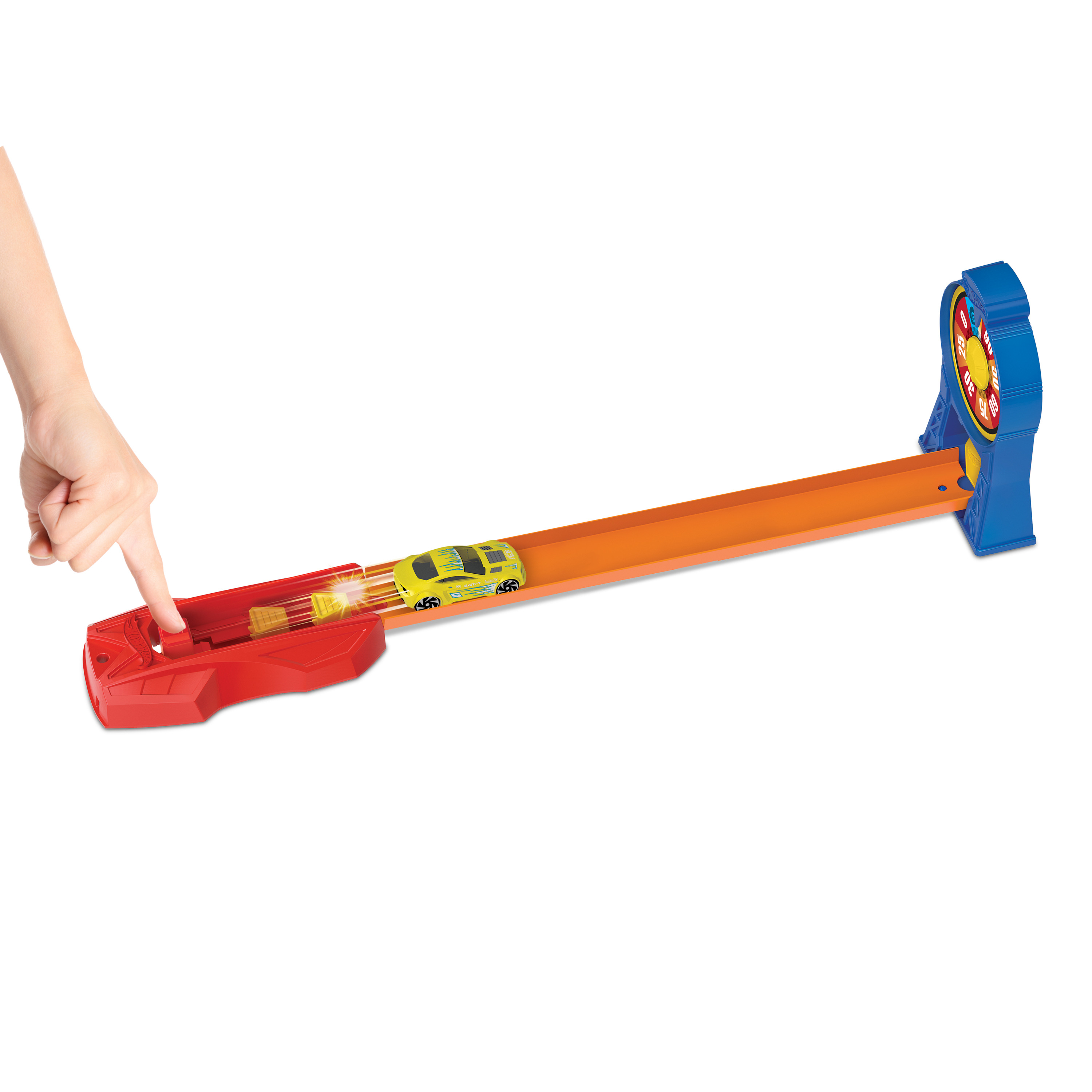 Eine Hand drückt einen Knopf, um ein gelbes Hot Wheels Auto auf einer orangefarbenen Rennstrecke zu starten.