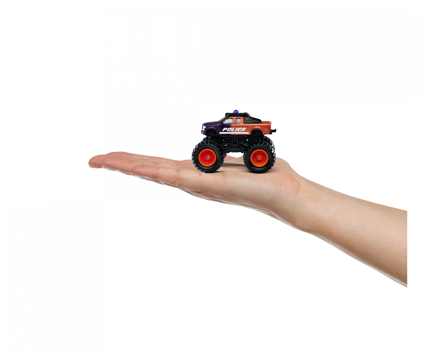 Ein kleines Spielzeugauto in einer Handfläche. Es ist lila und orange, mit großen Reifen. Weißer Hintergrund.