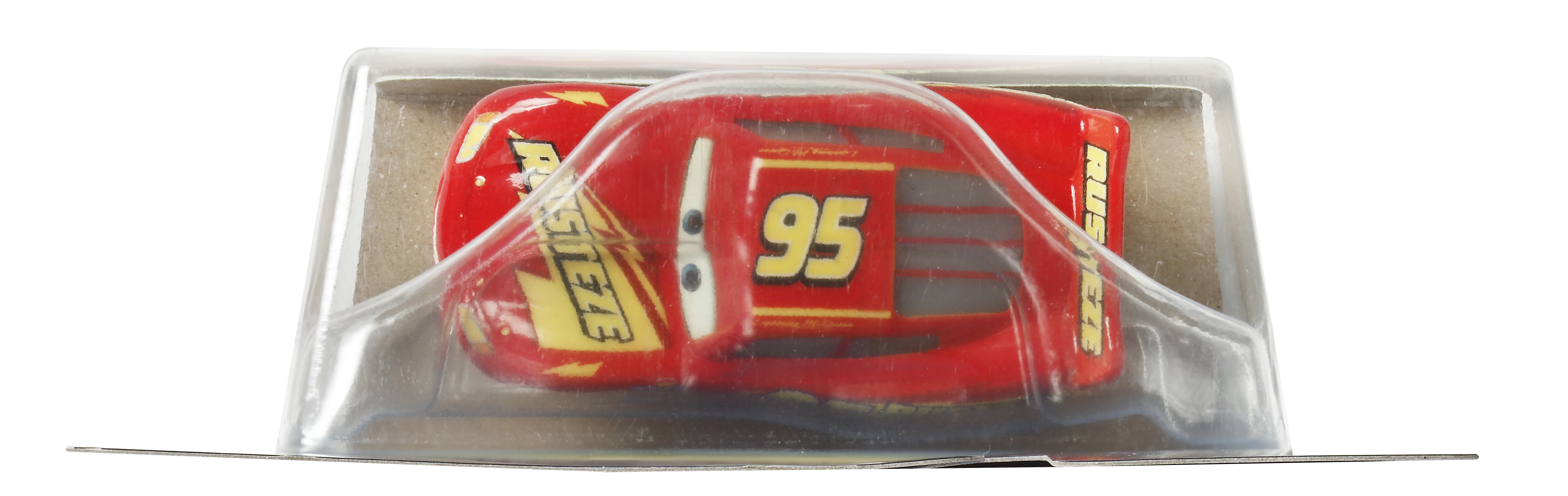 Eine Draufsicht auf ein rotes Lightning McQueen Spielzeugauto in einer durchsichtigen Plastikverpackung.
