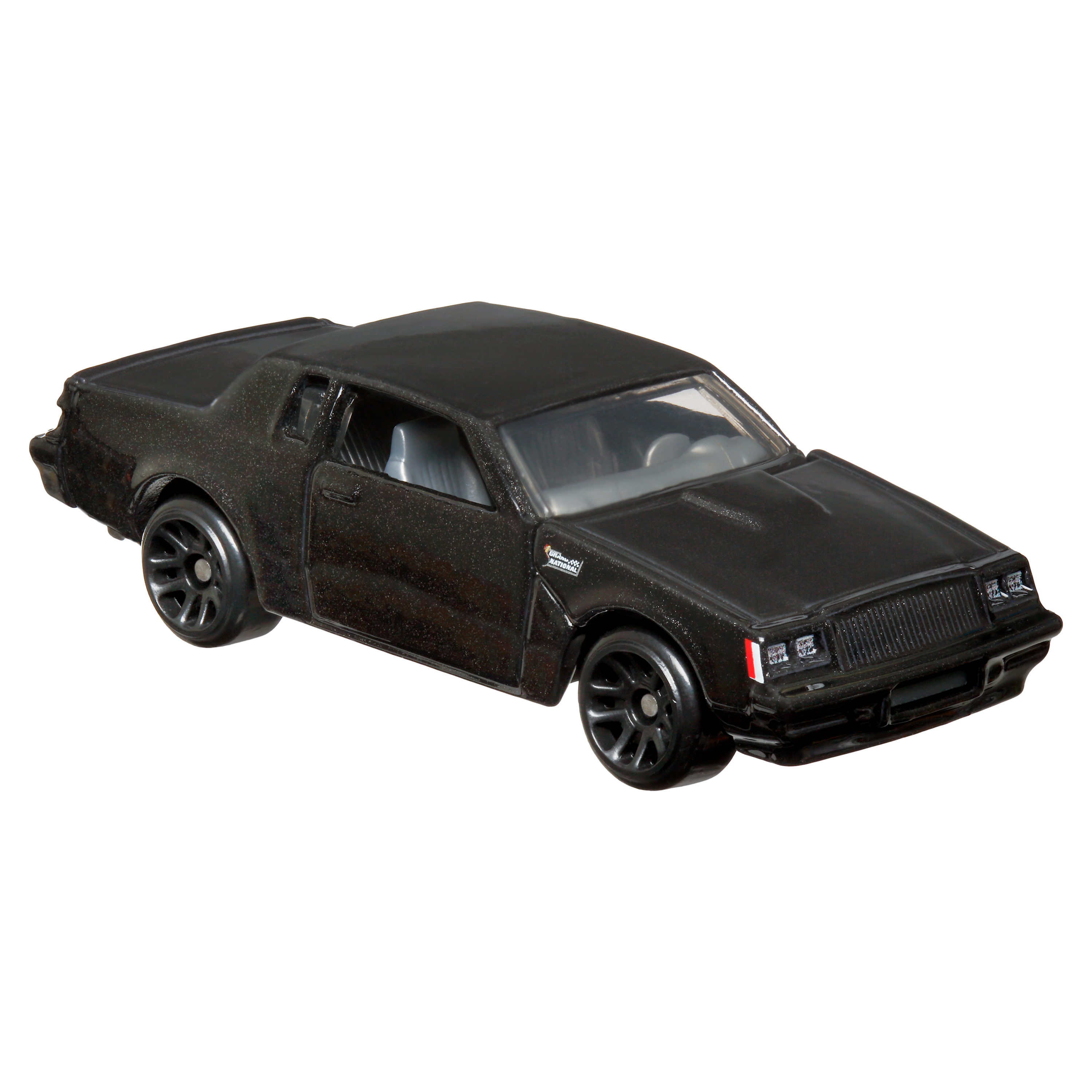 Czarny zabawkowy samochód z czarnymi kołami na białym tle. Wygląda jak muscle car.