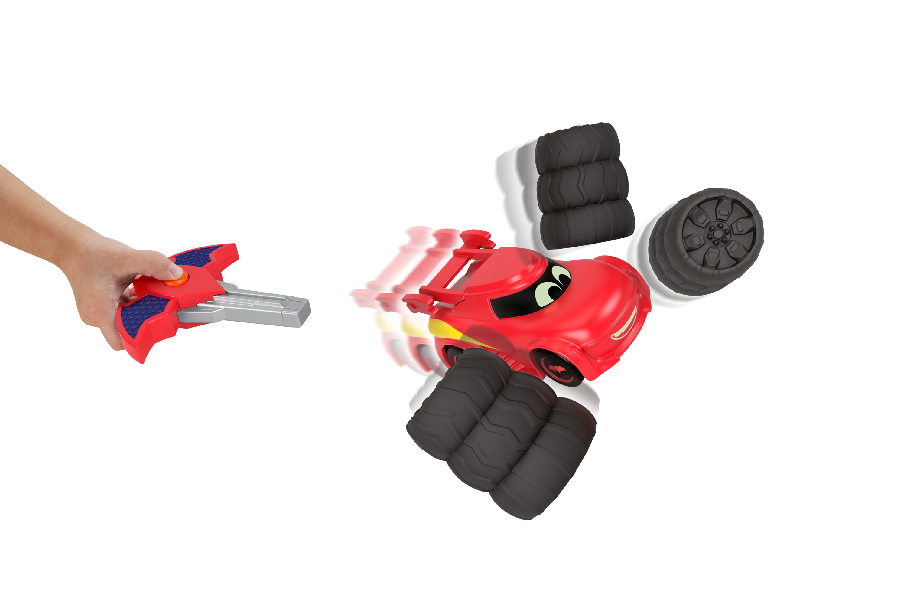 Ręka trzymająca zabawkę-pistolet strzelającą oponami do czerwonego samochodziku. Białe tło.