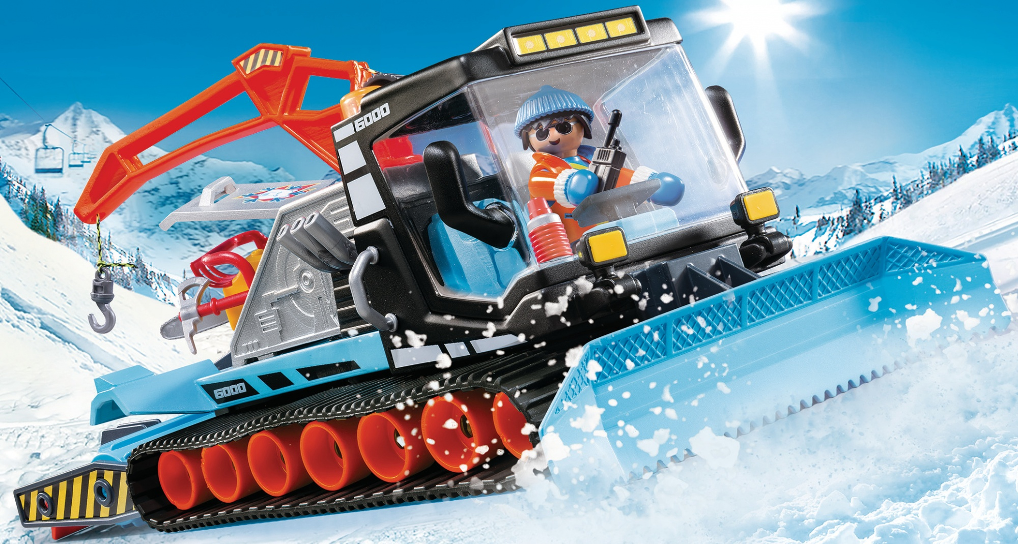 Zabawka pług śnieżny Playmobil z figurką w środku, obsługującą elementy sterujące, w ośnieżonym krajobrazie.