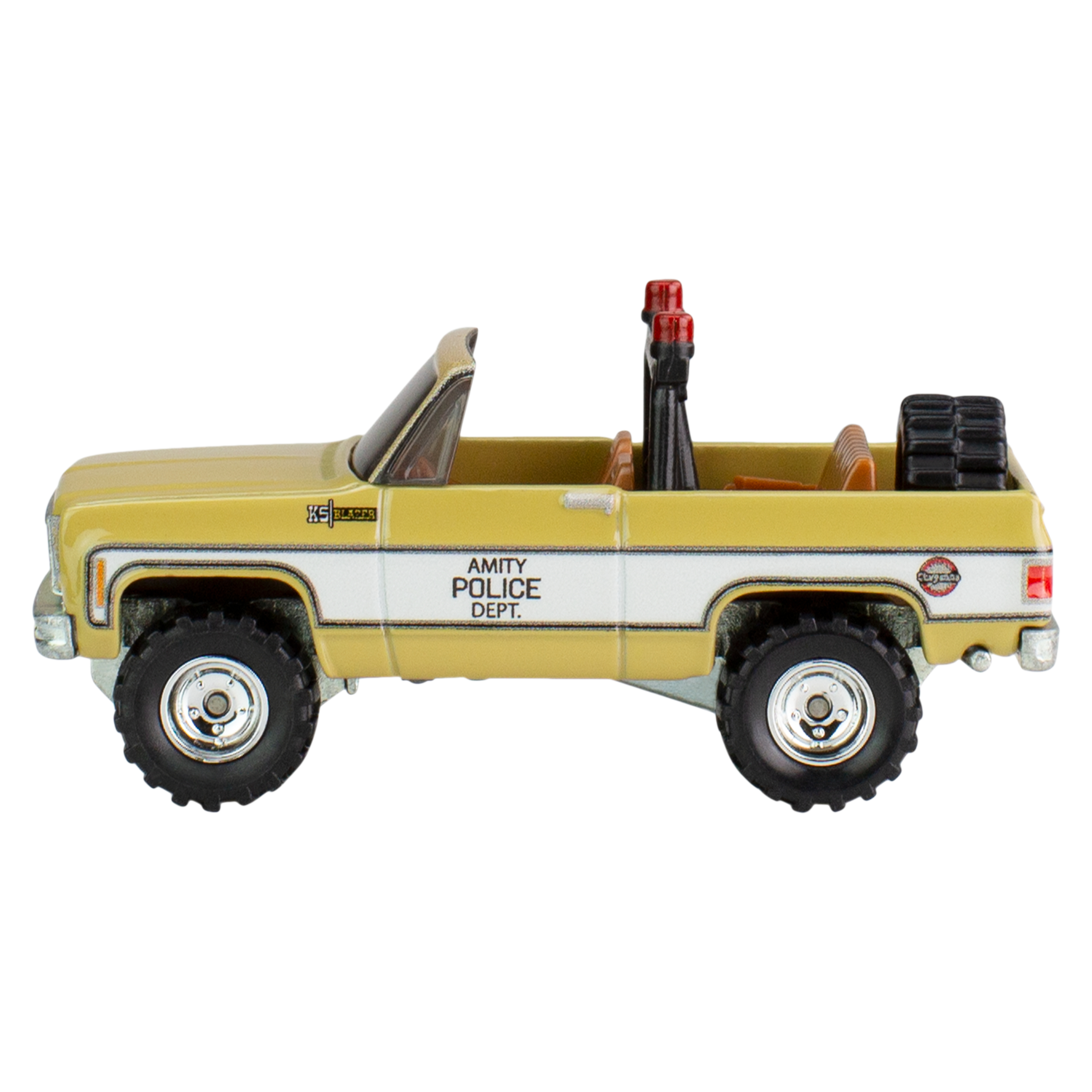 Żółta zabawka ciężarówka z białym paskiem i napisem 'AMITY POLICE DEPT.' jest pokazana.