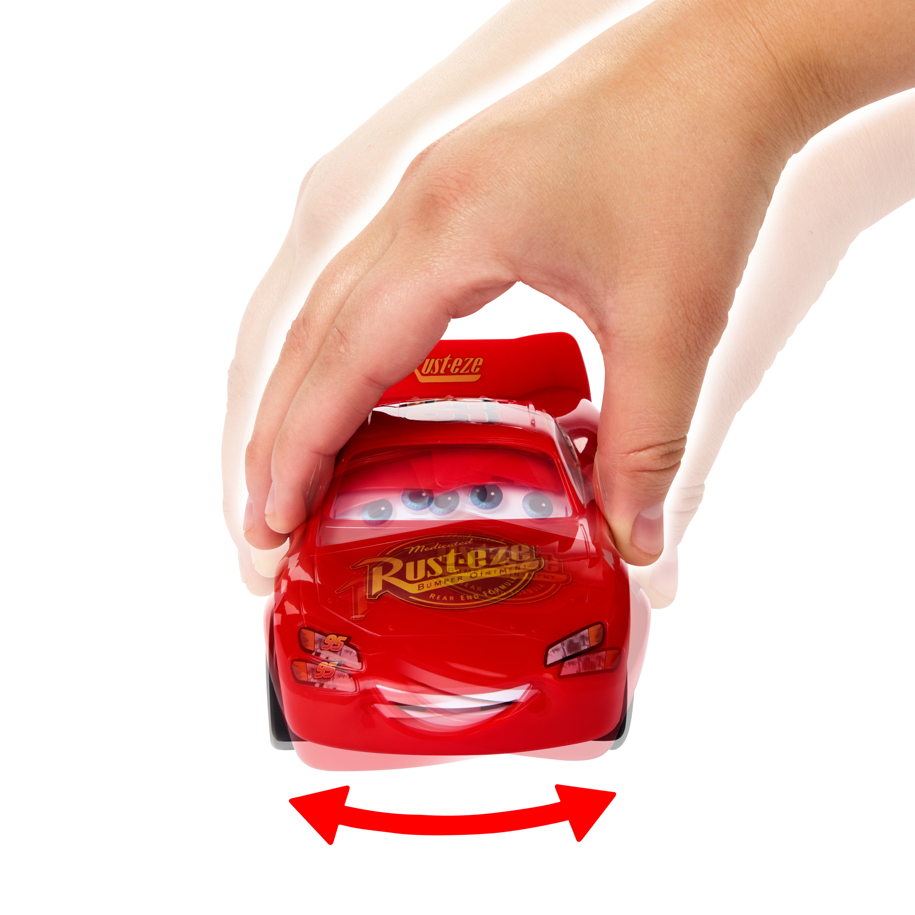 Ręka dziecka pcha czerwony zabawkowy samochód. Samochód to model Lightning McQueen, z czerwonymi strzałkami wskazującymi ruch.