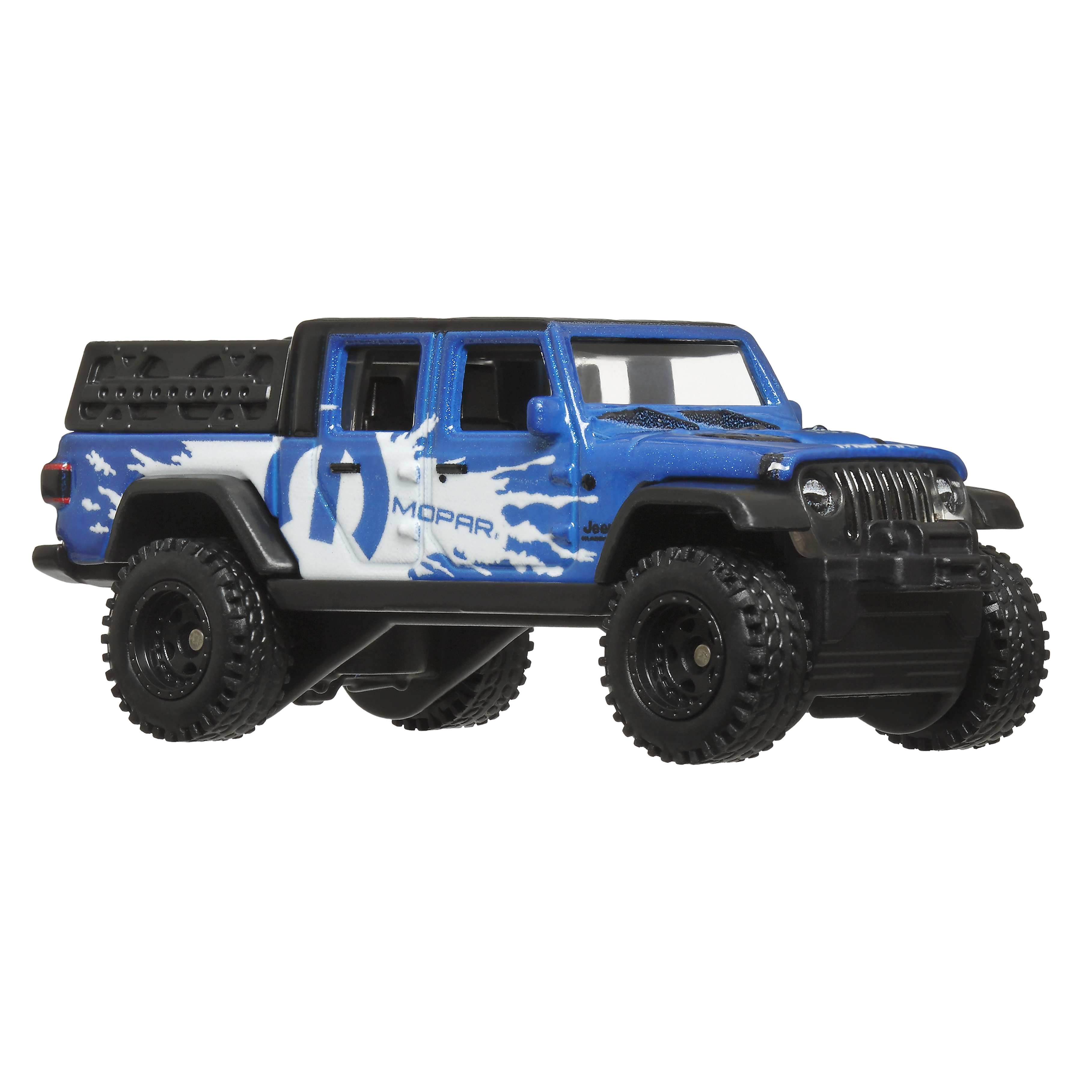 Ein blauer Jeep mit weißen Mopar-Grafiken, schwarzen Rädern und einem schwarzen Dach.