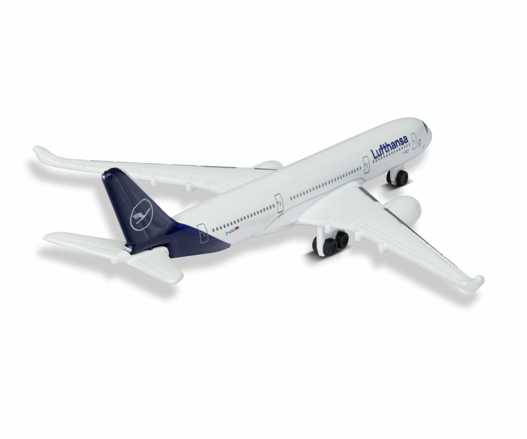 Ein Spielzeugmodell eines Lufthansa-Flugzeugs, weiß mit blauen Akzenten, auf weißem Grund, leicht nach oben geneigt.