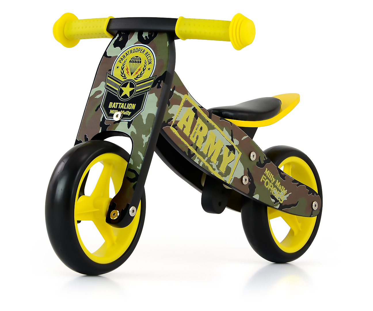 Una bici senza pedali giocattolo in legno con design mimetico. Le ruote sono gialle e il manubrio è giallo.