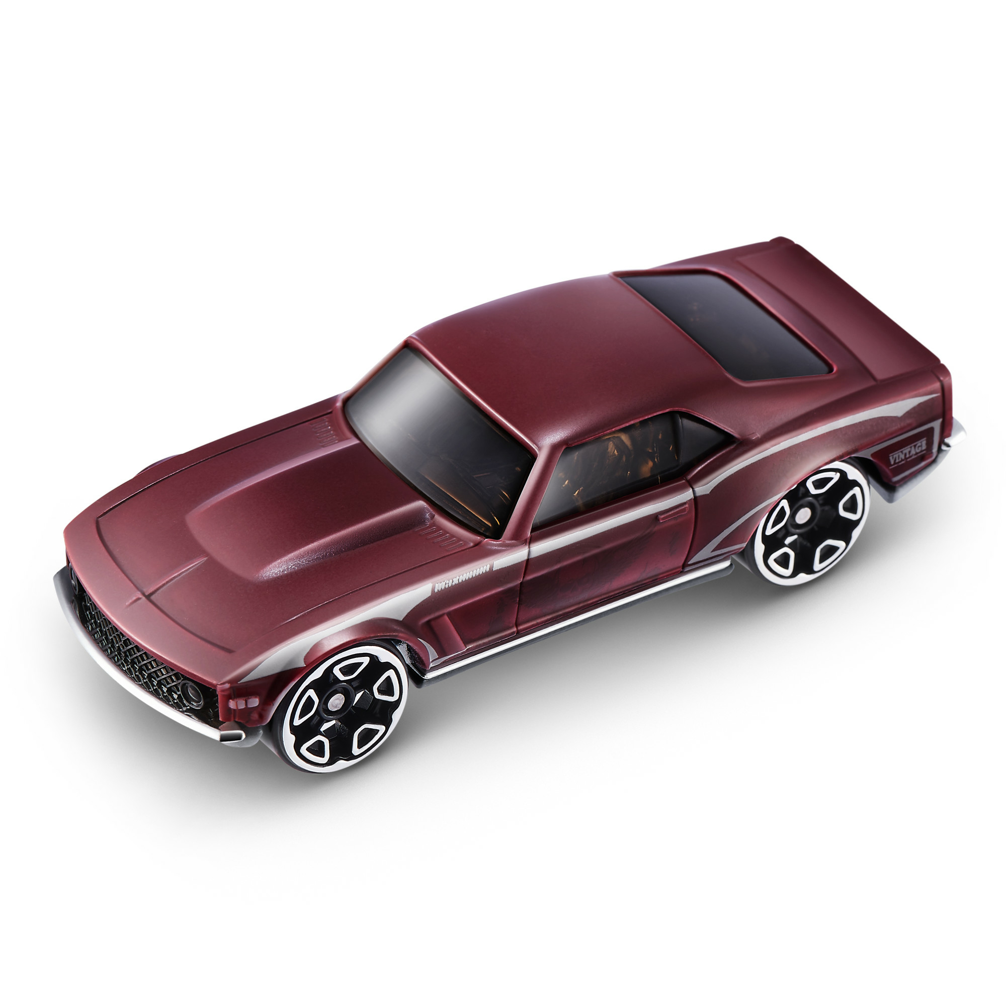 Bordowy samochodzik z białymi paskami. To samochód w stylu vintage.