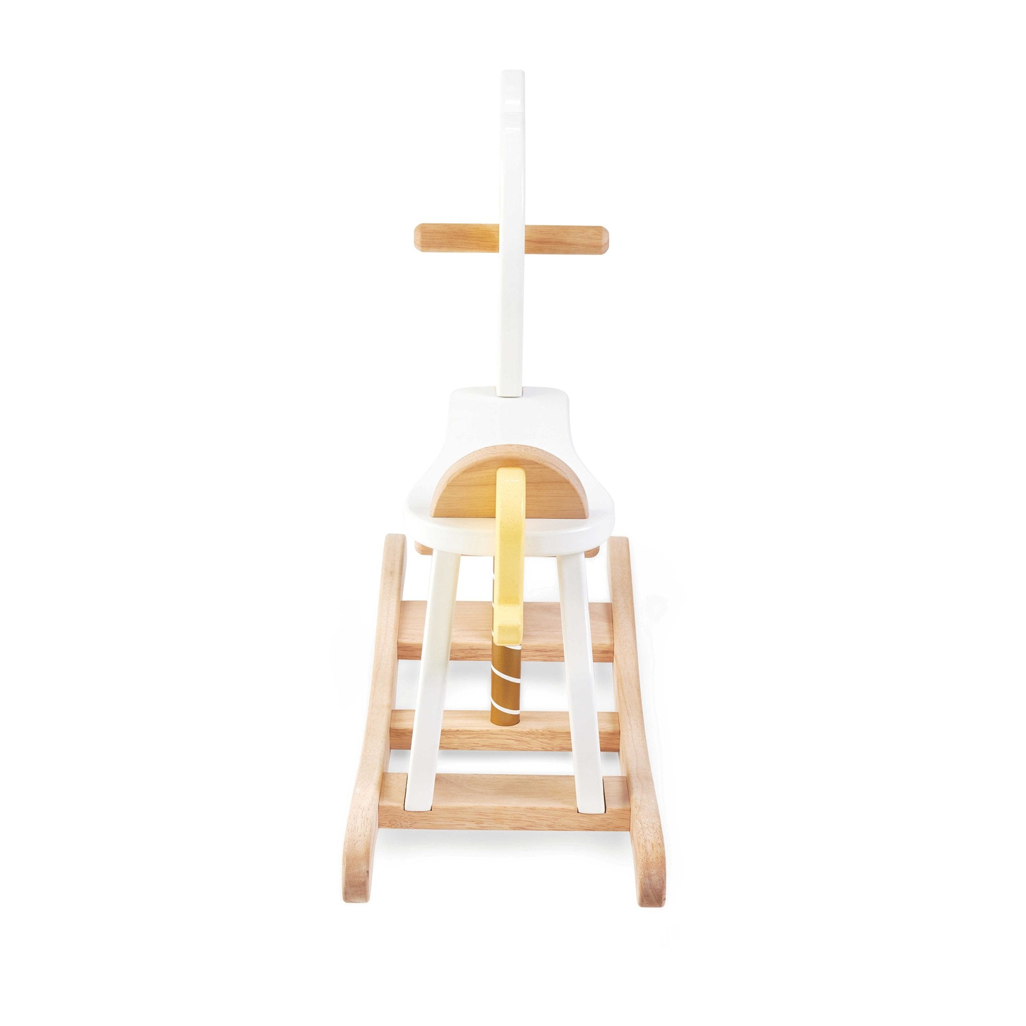 Ein weißes und helles Holzschaukelpferd mit kreuzförmigem Griff, auf weißem Hintergrund.