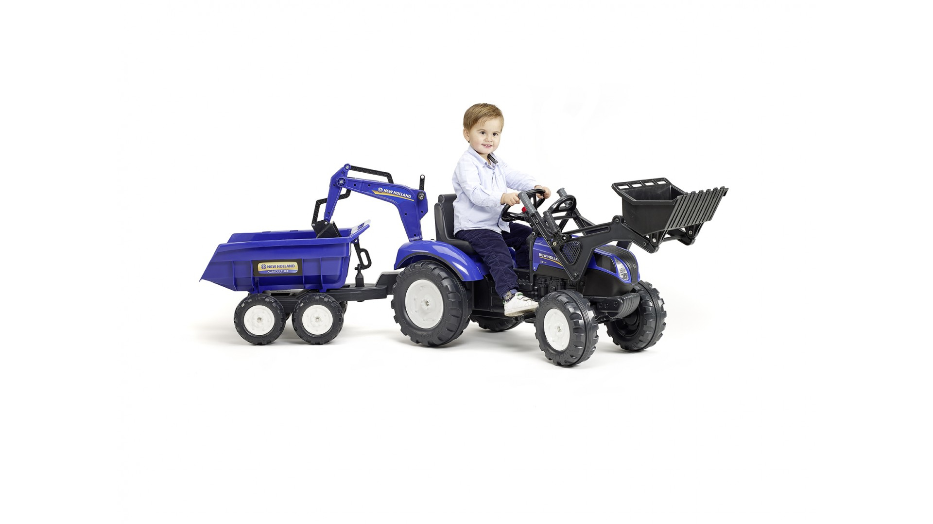 Ein Kind sitzt auf einem blauen Spielzeugtraktor. Der Traktor hat einen Anhänger und einen Bagger.