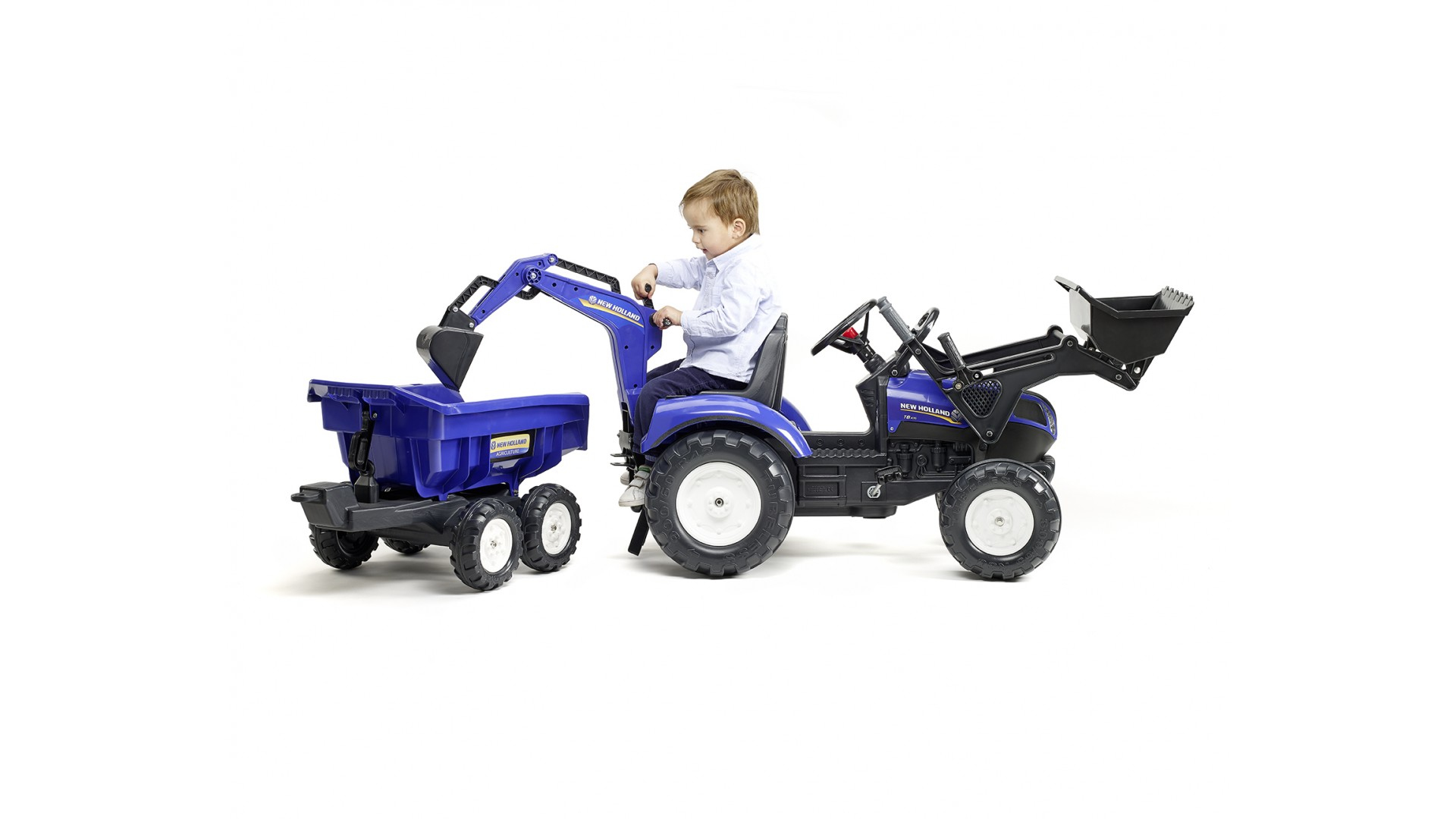 Ein kleiner Junge bedient einen blauen Spielzeugtraktor mit Anhänger und Frontlader.